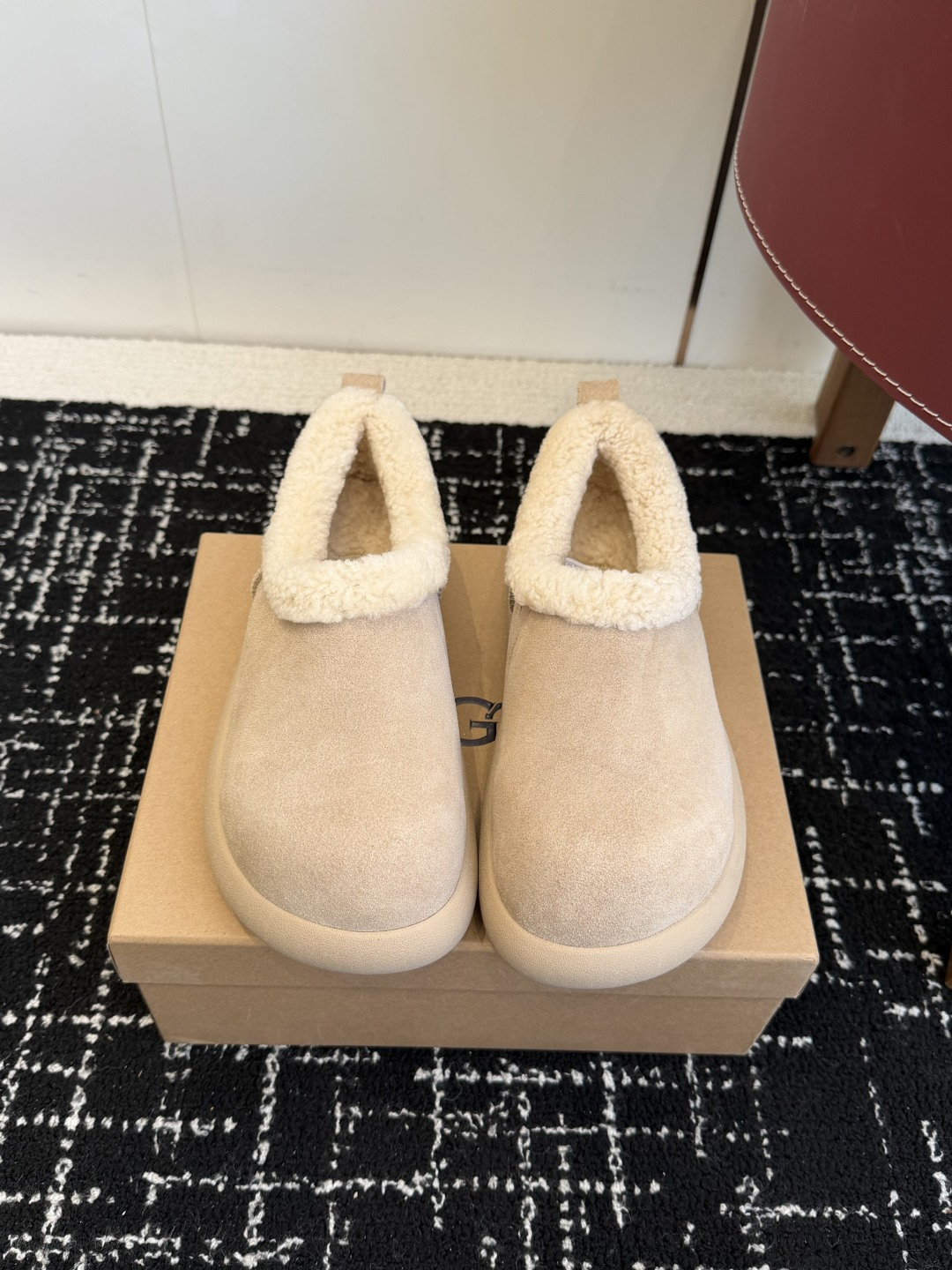 NO:626364,Purchasing-grade Ugg shoes, Korean style super popular new small potato snow boots and heels are here!  The thickened outsole makes stepping on the snow more comfortable!  Its unique shallow mouth design can be easily matched with various clothing, whether it is casual jeans or a cute skirt, it can show just the right sense of fashion. Adhering to consistent high-quality craftsmanship, the upper is made of high-grade cow suede, which is delicate and soft, perfectly fits the foot shape, and provides unparalleled comfort. The inner part is designed with luxurious sheepskin integrated small curls, which is warm and skin-friendly, making the cold weather feel as warm as spring.  Equipped with a non-slip rubber outsole, it is specially designed for the humid weather in the south. You can feel stable and confident no matter where you go, and it also highlights the fashionable atmosphere of the brand. Size35-40 (40 orders are not returnable), fur shoes, boots, skirts, jeans, sheepskin19860909代购级 Ugg 单鞋韩里韩气超火新款小土豆雪地靴跟鞋来啦！加厚的大底让你踩在雪地上更加舒服！ 其独特的浅口设计,轻松搭配各种服饰,无论是休闲的牛仔裤还是可爱的裙子,都能展示出恰到好处的时尚感. 秉持一贯的优质工艺,鞋面采用高档牛翻毛,细腻柔软,完美贴合脚型,无与伦比的舒适感.内里更是选用奢华羊皮毛一体的小卷毛设计,温暖而亲肤,让寒冷的天气也感受如春般的温暖. 配备防滑橡胶大底,专为南方湿润天气设计,无论走在哪里都能安稳自信,更彰显品牌的时尚气息. Size35-40（40订做不退换）,毛毛鞋,boots,skirts,jeans,sheepskin,Women's Shoes