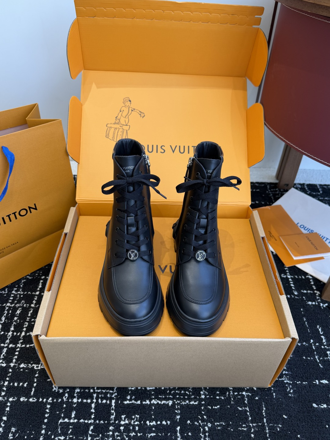 NO:626345,Purchasing agent level LOUIS VUITTON LV classic internet celebrity style Chelsea boots, LV Ruby boots top version is coming, haha, the new boots are very special, flat boots inspire trendy charm between toughness and femininity, cute big toe shoes!  The upper is made of full-grain calfskin, with a matte texture!  Lined with water-dyed cowhide, original IP foam rubber sole, Size 35-41 (40 to 41 customized, non-returnable), boots, louis vuitton, louis vuitton, boots, cowhide19860909代购级 LOUIS VUITTON LV经典网红款切尔西短靴 LV Ruby 短靴顶级版本爆款来袭,哈哈新款的靴靴非常特别,平底靴在硬朗和柔美之间激发潮流魅力,可可爱爱大头鞋！ 鞋面全粒面小牛皮,雾哑的质感！内里水染牛皮里 原版IP发泡橡胶底 Size35-41（40 41订做不退换）,靴子,louis vuitton,louis vuitton,boots,cowhide,Women's Shoes