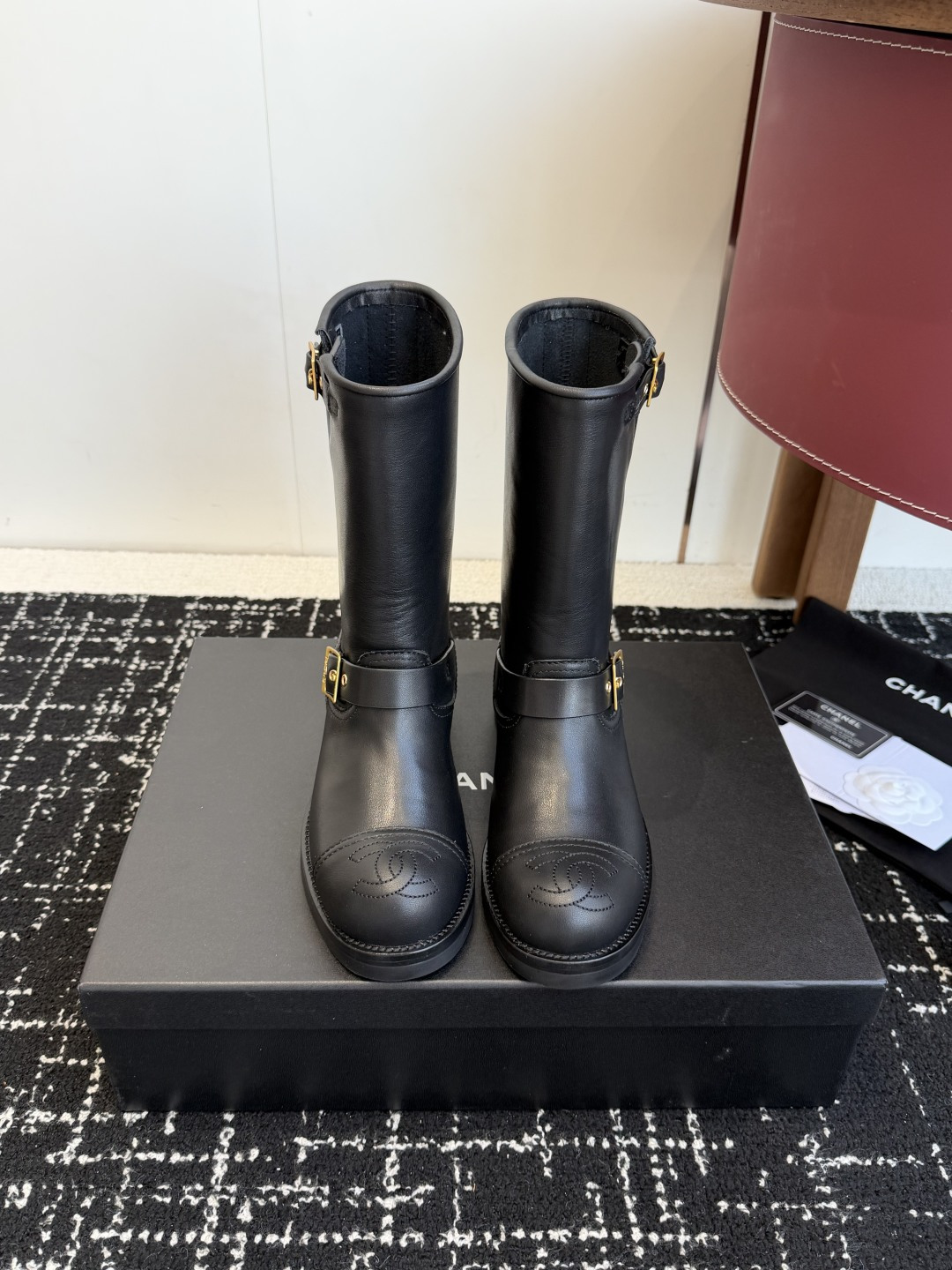 NO:626352,Dongguan Purchasing Grade Chanel 25k Second-hand Model Chelsea Short Boots Autumn and Winter Second-hand Model The upper foot has a special leg shape and is versatile. Any fairy can easily control it. Imported calfskin upper, sheepskin lining and foot pads. Original open-molded wear-resistant rubber outsole Size: 35-40 (40 orders are not returned or exchanged), boots, chanel, boots, cowhide, sheepskin19860909东莞代购级 Chanel 25k 中古款 切尔西 短靴 秋冬中古款 上脚特显腿型百搭 任何仙女都可以轻松驾驭  进口小牛皮鞋面羊皮内里垫脚原版开模耐磨橡胶大底 Size: 35-40（40订做不退换）,靴子,chanel,boots,cowhide,sheepskin,Women's Shoes