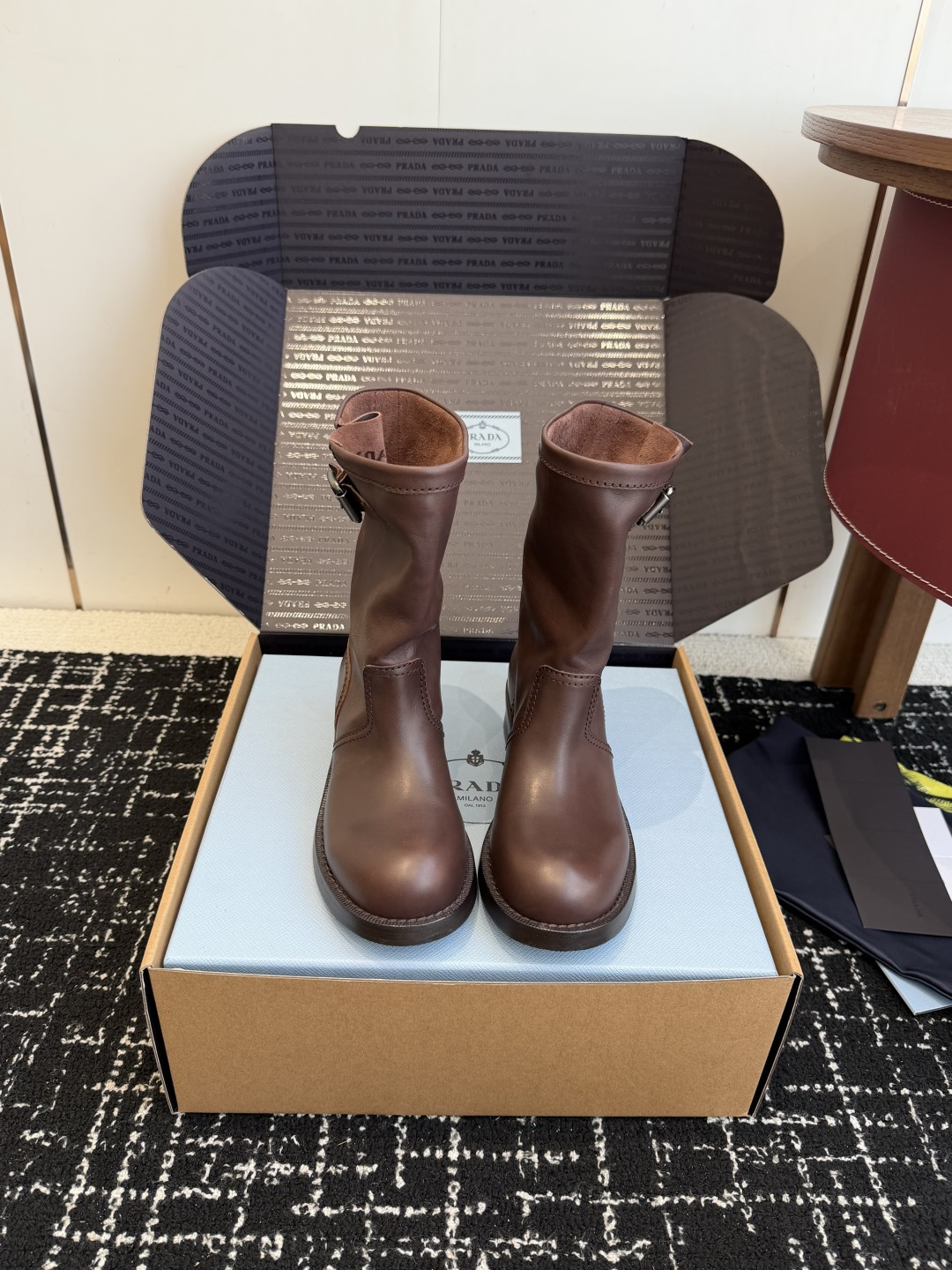 NO:626379,Dongguan purchasing agent grade (official website sync box packaging) Prada 25ss autumn and winter retro western cowboy boots, fashionable motorcycle Martin boots, unique taste, everyone loves and easy to control, popular every year. There is also a versatile classic shoe last, which is enough to conquer you, wear it, increase the height and casualness, simple and handsome on the feet. The fabric is imported calfskin, the inner foot pad is dyed sheepskin, soft and delicate, and the foot feels comfortable.  Italian leather outsole anti-slip rubber outsole combination Size#35-41 (40 41 custom-made and non-returnable), boots, prada, prada, boots, cowhide, sheepskin, Leather soles19860909东莞代购级（官网同步盒包装） Prada普拉达 25ss 秋冬 复古西部牛仔靴 时尚机车马丁靴,独到味道,人人都爱也轻松驾驭 每年都会爆.还有就是百搭经典的鞋楦,足以征服你,穿上它,增高休闲两不失误,上脚简单帅气 面料进口小牛皮 内里垫脚透染羊皮 柔软细腻,脚感舒适, 意大利真皮大底防滑橡胶大底组合 Size#35-41（40 41订做不退换）,靴子,prada,prada,boots,cowhide,sheepskin,Leather soles,Women's Shoes