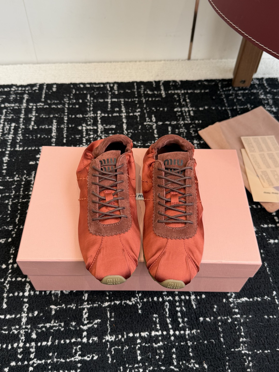 NO:626363,Purchasing agent MiuMiu Miu Miu new model catwalk new slip-on slip-on shoes Dexun shoes official spring and summer catwalk new model, fashionable and versatile·can be salty or sweet·not abrasive at all. Whether worn barefoot or with socks, it is super age-reducing and super versatile!  Customized silk fabric for the upper, sheepskin lining for the feet, original rubber outsole for the sole, Size# 35-39 (40 to 41 customized, non-refundable), casual shoes/sports shoes, miumiu, sneakers, sheepskin, real silk, socks19860909代购级 MiuMiu 缪缪 新款 走秀新款一脚蹬懒人鞋 德训鞋 官方春夏走秀新款,时髦百搭·即可咸又可甜·一点也不磨脚 无论光脚穿还是搭配袜子穿都超级减龄 超级无敌百搭！ 鞋面定制真丝布料 内里垫脚羊皮 鞋底原版橡胶大底 Size# 35-39（40 41订做不退换）,休闲鞋/运动鞋,miumiu,sneakers,sheepskin,real silk,socks,Women's Shoes