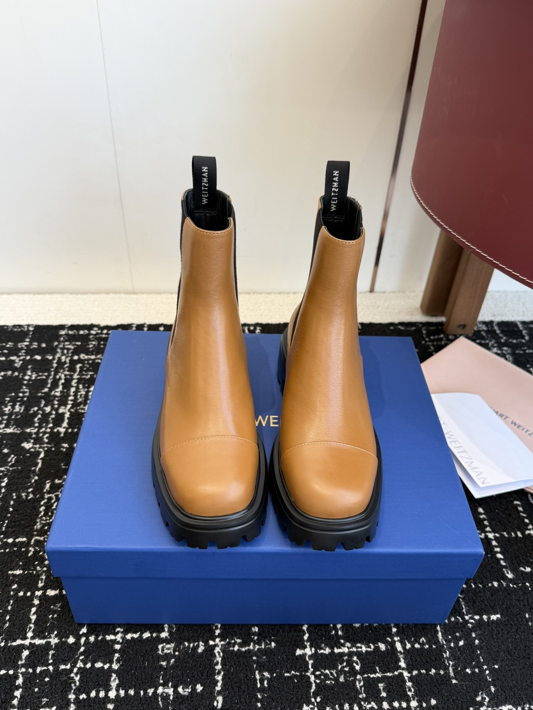 NO:626344,Dongguan purchasing agent SW new 5050SOHO thick heel thick-soled short boots!  SW is the formula of the 5050 boots. It has been transformed into a short style. The comfort and versatility are very good. It is the same as the long boots, but it has become shorter. Hahaha, it is interesting. It has a thick sole and is super light. The 5050 is versatile and comfortable. The suede is mixed cashmere and the back half is elastic fabric. I can’t say enough about how easy it is to wear!  The upper is made of imported lambskin/sheepskin, the plush is short, uniform and fine, and the velvet feel is very good. Lycra stitching (with elasticity), sheepskin Lycra stitching inside, original lift groove outsole, midsole and outsole materials are all imported from Italy, lightweight foaming, strong toughness, non-slip and wear-resistant, clear bottom lines, 6.5CM heel height, 30CM waterproof platform, thick heel design, which is perfect and adds aura.  Size35-39,boots,stuart weitzman,boots,sheepskin,sheep19860909东莞代购级 SW 新款5050SOHO粗跟厚底短靴！SW这个就是5050长靴的配方呀,摇身一变,变成短款了,舒适度,百搭度都很不错  和长靴一样一样 变短了而已 哈哈哈,有意思,加个厚底,超轻真不错,5050本来就是百搭,舒适,翻毛皮是混种羊绒,后半部分弹力布,这个好穿没得说哦！ 鞋面客供的进口小羊皮/羊猄皮,毛绒短而均匀细腻,绒感非常好,莱卡拼接（带有弹力） 内里羊皮莱卡拼接 大底原厂Lift沟纹大底,中底和大底原料全部都是意大利进口,轻质发泡,韧性强,防滑耐磨,底部纹路清晰,6.5CM跟高,30CM防水台,粗跟设计,**的同时增添气场 Size35-39,靴子,stuart weitzman,boots,sheepskin,sheep,Women's Shoes