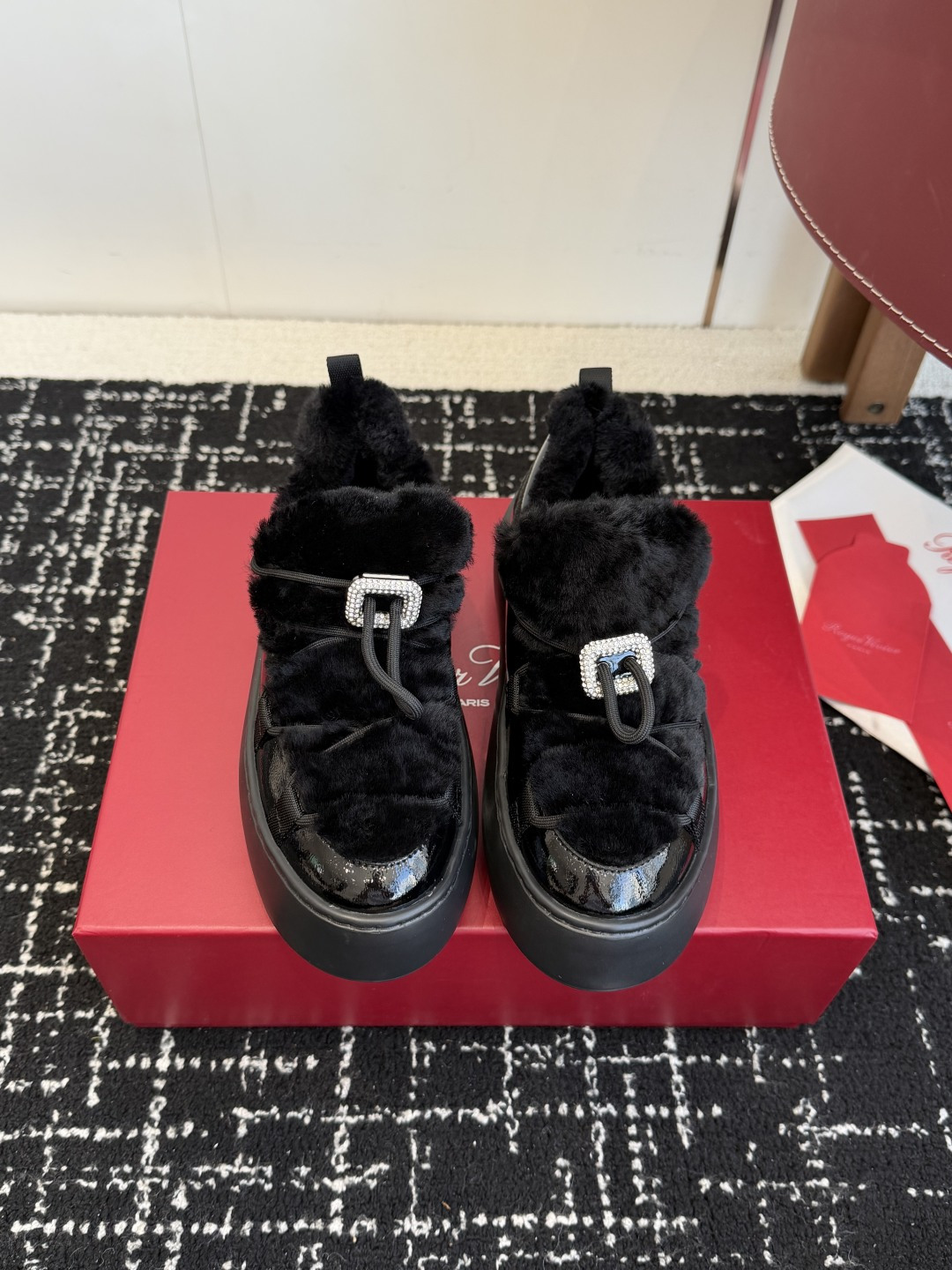 NO:626330,Purchasing-grade Rv 25 new autumn and winter products are here!! The new furry boots have a rounded body! The matching heel height is 5cm! Super slim!! The sheepskin texture directly fills the winter atmosphere. It is warm and fashionable, covering the whole autumn and winter~^_^ The lining and shoe collar are made of soft fufu wool. The upper foot is like stepping on clouds. The warmth is perfect and it is not stuffy! The most eye-catching thing is the small square diamond buckle on the upper  blngbling flashes to death Size35–40 (40 is custom-made and non-returnable), snow boots, boots19860909代购级 Rv 25秋冬新品来啦! !新品毛毛靴鞋身是圆润的鞋身! 搭配跟高5cm!超级显瘦!! 羊剪绒质感让冬日氛围感直接拉满 润暖时髦,承包整个秋冬~^_^内里和鞋口都是软fufu的羊毛上脚就像踩在云朵上 保暖度满分还不闷脚!最吸睛的就是鞋面小方钻扣 blngbling闪到不行 Size35–40（40订做不退换）,雪地靴,boots,Women's Shoes