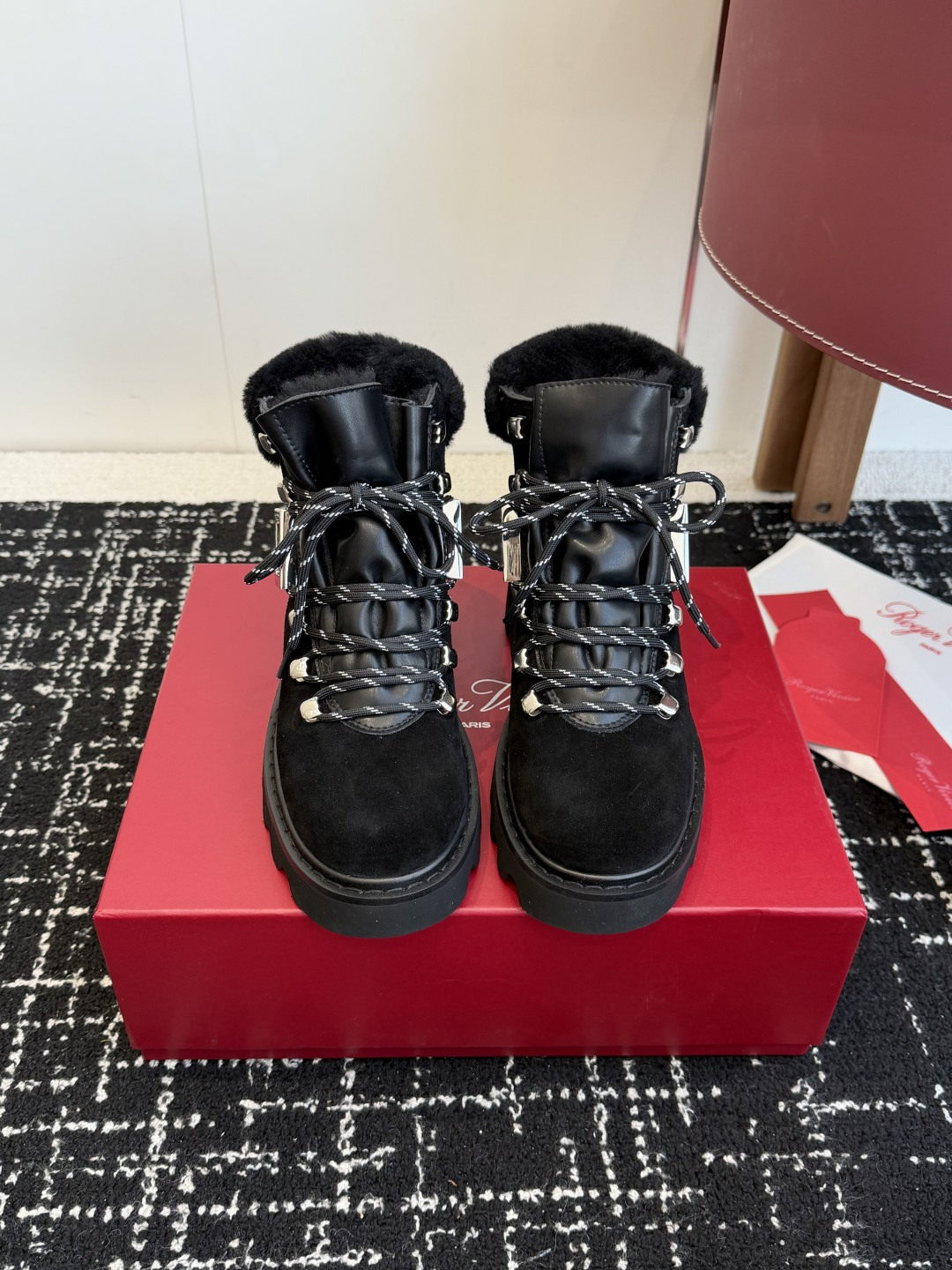 NO:626337,Purchasing-grade RV 25 new autumn and winter products are here! ! The new furry boots have a round body! The matching heel height is 5cm! Super slim!! The sheepskin texture directly fills the winter atmosphere. It is warm and fashionable, covering the whole autumn and winter~^_^ The lining and collar are made of soft fufu wool. The upper foot is like stepping on clouds. The warmth is perfect and it is not stuffy! The most eye-catching thing is the small square buckle on the upper  blngbling is so flashy that it doesn’t work. Size35–40 (40 is custom-made and cannot be returned or exchanged), snow boots, boots19860909代购级 Rv 25秋冬新品来啦! !新品毛毛靴鞋身是圆润的鞋身! 搭配跟高5cm!超级显瘦!! 羊剪绒质感让冬日氛围感直接拉满 润暖时髦,承包整个秋冬~^_^内里和鞋口都是软fufu的羊毛上脚就像踩在云朵上 保暖度满分还不闷脚!最吸睛的就是鞋面小方扣 blngbling闪到不行 Size35–40（40订做不退换）,雪地靴,boots,Women's Shoes