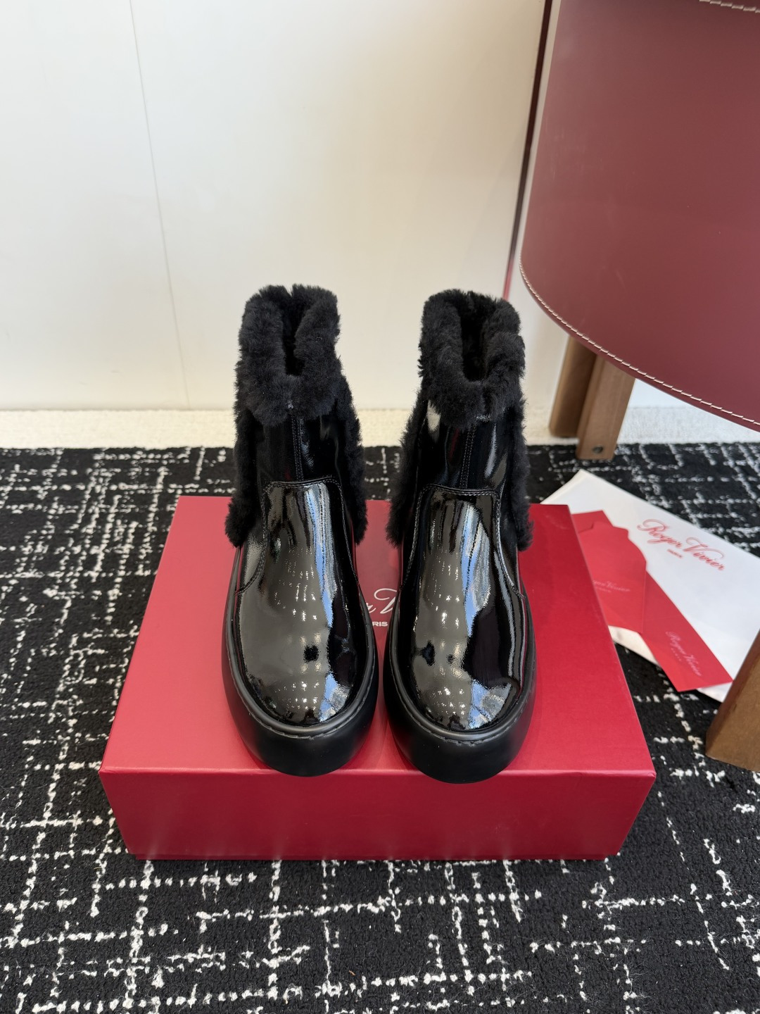 NO:682733,Purchasing-grade RV 25 new autumn and winter products are here! ! The new furry boots have a round body! Super slim!! The patent leather texture directly fills the winter atmosphere. It is warm and fashionable, covering the whole autumn and winter~^_^ The lining and collar of the shoes are made of soft fufu wool. The feet are like stepping on clouds. The warmth is perfect and the feet are not stuffy! The most eye-catching thing is the small square buckle on the upper and the blngbling is so flashy.  Size35–40 (40 is custom-made and cannot be returned or exchanged), snow boots, boots19860909代购级 Rv 25秋冬新品来啦! !新品毛毛靴鞋身是圆润的鞋身! 超级显瘦!! 漆皮 质感让冬日氛围感直接拉满 润暖时髦,承包整个秋冬~^_^内里和鞋口都是软fufu的羊毛上脚就像踩在云朵上 保暖度满分还不闷脚!最吸睛的就是鞋面小方扣 blngbling闪到不行 Size35–40（40订做不退换）,雪地靴,boots,Women's Shoes