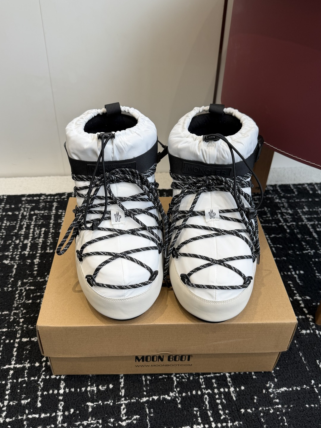 NO:626317,Purchasing agent MoonBoot co-branded Moncler muzzle warm boots, space boots, ski boots, snow boots, full of black technology, a must-have thermal artifact for home and travel in autumn and winter. Fabric: cowhide leather, waterproof silk cloth, woven lamb wool lining, non-slip and wear-resistant rubber sole. Size35-40 (customized for 40, non-returnable), snow boots, Moncler, boots, cowhide19860909代购级 MoonBoot 联名 Moncler 蒙口 保暖靴 航天靴.滑雪靴.雪地靴,满满的黑科技 秋冬居家、出行必备保暖神器 面料牛皮革、防水丝绸布 内里复织羊羔毛 鞋底防滑耐磨橡胶底 Size35-40（40订做不退换）,雪地靴,Moncler,boots,cowhide,Women's Shoes