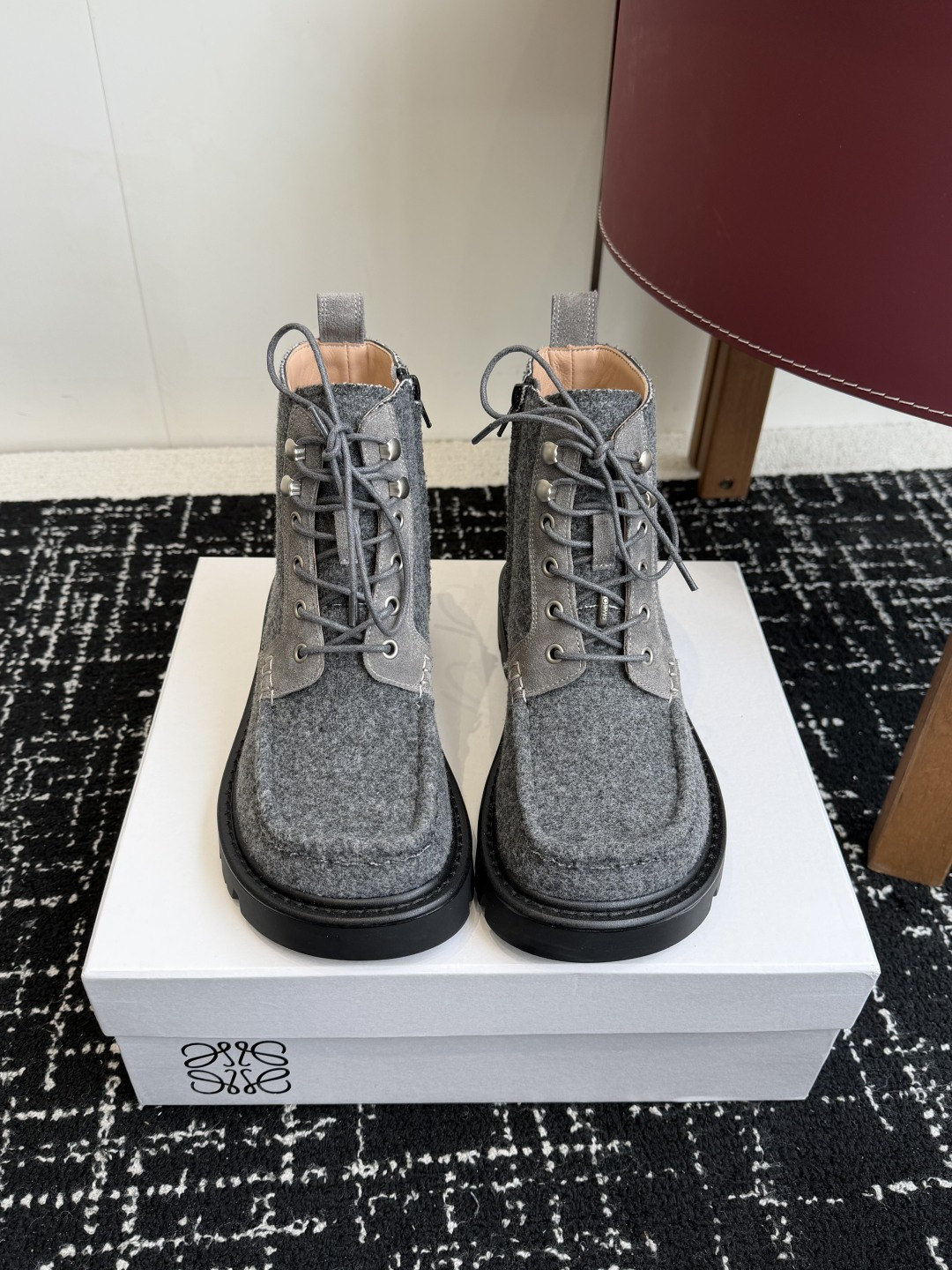 NO:626309,Purchasing agent level LOEWE 25ss new fall and winter baby toe lace Martin boots, simple and fashionable, timeless and timeless, a classic that will never fade away in the fashion circle. The retro British style allows you to wear a different temperament. The original last last is fully packaged at the counter!  Fabric imported calfskin, original molded fabric, sheepskin lining, original molded wear-resistant velvet ultra-light outsole, Size#35-41 (40 41 customized, non-returnable), boots, loewe, loewe, boots, cowhide, sheepskin19860909代购级 LOEWE 罗意威 25ss 秋冬新款 娃娃头 鞋带马丁靴 简约大气时髦 耐看不过时 是时尚圈永不退潮的经典所在 复古的英伦风格 让你穿出不一样的气质.对版原版楦头 专柜全套包装！ 面料进口小牛皮 原版开模布料 内里羊皮内里 鞋底原版开模耐磨绒超轻大底 Size#35-41（40 41订做不退换）,靴子,loewe,loewe,boots,cowhide,sheepskin,Women's Shoes