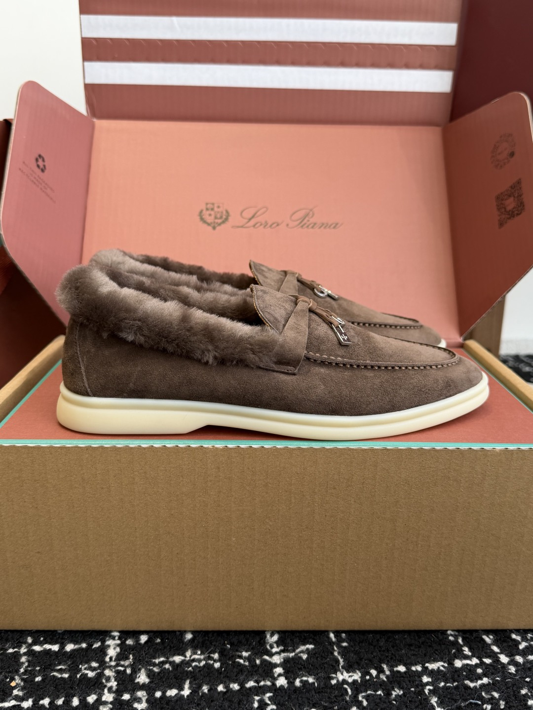 NO:626282,Dongguan purchasing agent grade (official website sync box packaging) (new upgrade) Loro Piana pendant loafers loro piana fairy appearance, perfect color!  !  Become a god!  !  !  It is no exaggeration to describe it. All fans who wear LP know it!  I think your temperament can be rewritten by wearing this pair of LP shoes!   It goes without saying how popular this shoe is. You can search for a lot of foot pictures of celebrities and internet celebrities!  It looks good and is easy to wear. The key is that it is easy to match. It is difficult to think about it or not!  LP Hyun Bin's special limited series, the materials, quality and feel are all well-deserved kings. Coupled with exquisite tailoring, soft and unique colors, the noble and relaxed style is in a class of its own. It is comfortable, high-end and textured without being ostentatious. Just one glance will make you feel moved inside.  Original last material, imported chrome-free tanned cowhide for the upper, super soft and environmentally friendly, imported calfskin lining, cowhide for foot pads, cowhide midsole, original TPU mold outsole!  The fabric is original open-molded cow velvet (fly market material, pay attention to the fine grain size of the leather). The lining is imported wool. The outsole is all light-colored rubber outsole. Size35-42 (40, 41, 42 are custom-made and cannot be returned or exchanged), loafers, loro piana, loro piana, loafers, cowhide.19860909东莞代购级（官网同步盒包装）（全新升级）Loro Piana 诺悠翩雅吊坠款乐福鞋 loro piana 神仙颜值,色系完美！！封神了！！！ 毫不夸张的形容它 穿lp的粉都知道！我认为穿上lp这双鞋气质可以被改写滴！  这款鞋有多火爆应该是不用多说了,各路明星网红上脚图随便一搜一大把！好看又好穿,关键还好搭,想不火都难！ LP 玄彬特别限量系列,用料、品质和触感都是当之无愧的王者.再加上考究的剪裁、柔和别致的色彩,贵气且松弛的风格自成一派,舒服、高级有质感却毫不张扬,只看一眼就感觉被打动内心 原版原楦原材料,鞋面进口无铬鞣胎牛皮,超柔软且环保,内里进口小牛皮,垫脚牛皮,牛皮中底,原版TPU模具大底！ 面料原版开模胎牛绒（飞市场材料 注意皮料的细粒度） 内里进口羊毛 大底全浅色橡胶大底 Size35-42（40 41 42订做不退换）,乐福鞋毛毛鞋,loro piana,loro piana,loafers,cowhide,Women's Shoes