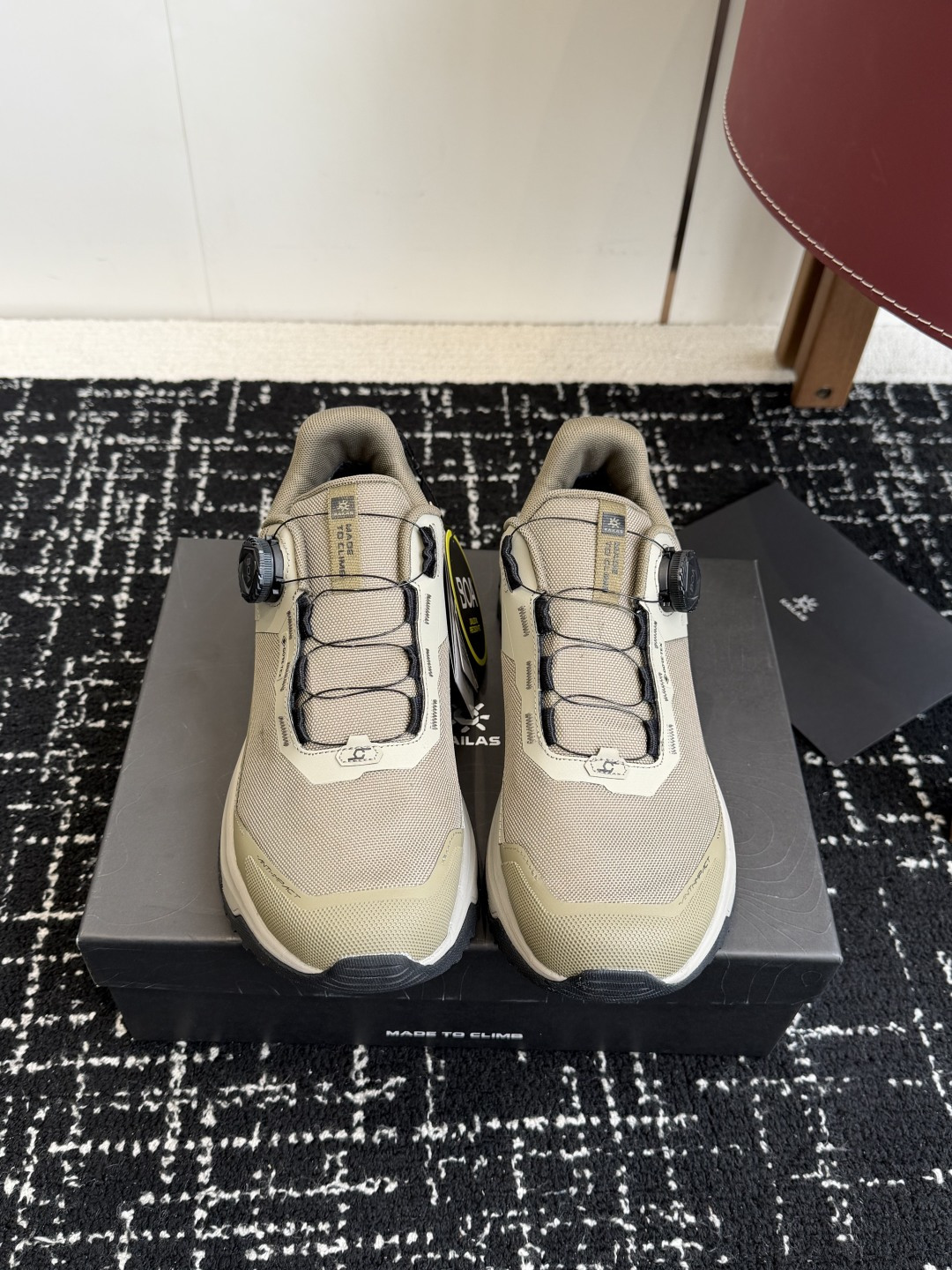 NO:626260,Purchasing-grade Kailer Shijieshan GTX BOA outdoor hiking shoes When you embark on an outdoor journey, a pair of reliable shoes is crucial. With its excellent quality and innovative design, Kailer Shijieshan has become an ideal choice for outdoor enthusiasts. It uses GTX BOA technology to effectively block external moisture from entering the shoe, while maintaining air circulation in the shoe, keeping feet dry and comfortable in humid or rainy environments. Whether crossing muddy trails or climbing slippery rocky cliffs, it can provide reliable waterproof protection.  The sole adopts a professional anti-slip and wear-resistant design and is equipped with high-density rubber material, which has excellent grip and wear resistance. It can provide stable support and safety for the wearer when walking or climbing on rugged mountain roads or slippery rocks. The overall weight is light, and it will not feel overburdened even if worn for a long time, making it easy to carry outdoors. The upper design is simple and elegant, easy to match with various outdoor clothing, and has a certain sense of fashion while ensuring functionality. The shoelaces are made of BOA  The quick lacing system is easy to operate, quick to put on and take off, and can achieve precise fit adjustment, improving wearing comfort and stability. The upper is made of dense sand-proof upper, which can effectively block sand and gravel. The built-in GTX inner boot further enhances the waterproof and breathable performance, and is not afraid of changing weather!  Size39 39.5 40 41 41.5 42 42.5 43 44 44.5 45, casual shoes/sports shoes, boots, sneakers19860909代购级 凯乐石界山GTX BOA户外徒步登山鞋 当你踏上户外的征程,一双可靠的鞋子至关重要.凯乐石界山 以其卓越的品质和创新的设计,成为户外爱好者的理想之选. 采用 GTX BOA技术,有效阻挡外界水分进入鞋内,同时能保持鞋内空气流通,让脚部在潮湿或多雨环境中保持干爽舒适,无论是穿越泥泞小径还是攀登湿滑岩石峭壁,都能提供可靠的防水保障. 鞋底采用专业的防滑耐磨设计,配备高密度橡胶材料,具有出色的抓地力和耐磨性,在崎岖不平的山路或湿滑的岩石上行走、攀爬时,能为穿着者提供稳定的支撑和安全保障. 整体重量轻盈,即使长时间穿着也不会感到负担过重,便于户外出行携带.鞋面设计简洁大方,易于搭配各种户外服装,在保证功能性的同时也具备一定的时尚感. 鞋带采用 BOA 快速系带系统,操作方便,穿脱快捷,并且可以实现精准的贴合调节,提升穿着的舒适度和稳定性. 鞋面采用密实防砂鞋面,能有效阻隔砂石 内置 GTX 内靴,进一步增强防水透气性能,不惧多变气候！ Size39 39.5 40 41 41.5 42 42.5 43 44 44.5 45,休闲鞋/运动鞋,boots,sneakers,Women's Shoes