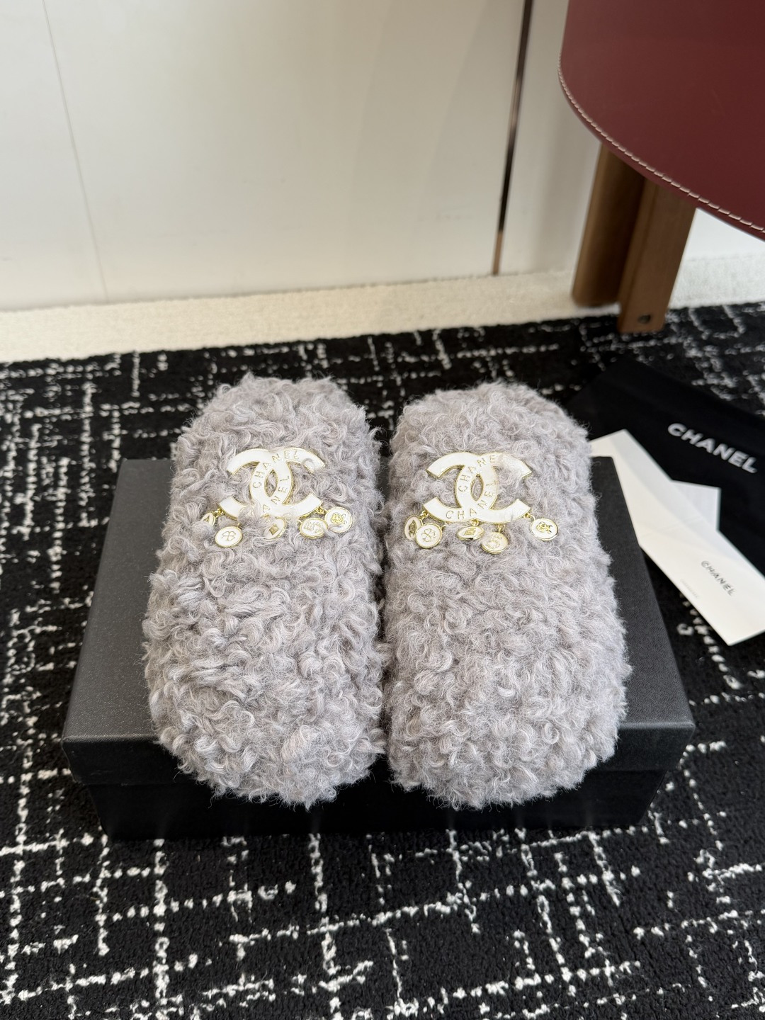 NO:626248,Purchasing agent Chanel classic double C furry slippers!  This fur flip flop is so cute~ The soft and fluffy fur is comfortable and warm for the feet! It increases the height and makes the legs longer! It is casual and lazy with socks in autumn and winter. The upper feet are really beautiful and fashionable! So beautiful and beautiful! Imported teddy fur feels delicate, soft and silky, rubber outsole Size#35-39 (40 made to order, non-returnable), half-flop fur shoes, chanel, slippers, socks19860909代购级 Chanel 经典 双C毛毛拖鞋！这款毛拖真的是真太可爱了～ 柔软蓬松的毛毛,舒服暖脚! 增高显腿长! 秋冬搭配袜子休闲又慵懒 上脚真的好看又时髦!美腻美爆了! 进口泰迪毛 手感细腻柔软丝滑 橡胶大底 Size#35-39（40 订做不退换）,半拖毛毛鞋,chanel,slippers,socks,Women's Shoes