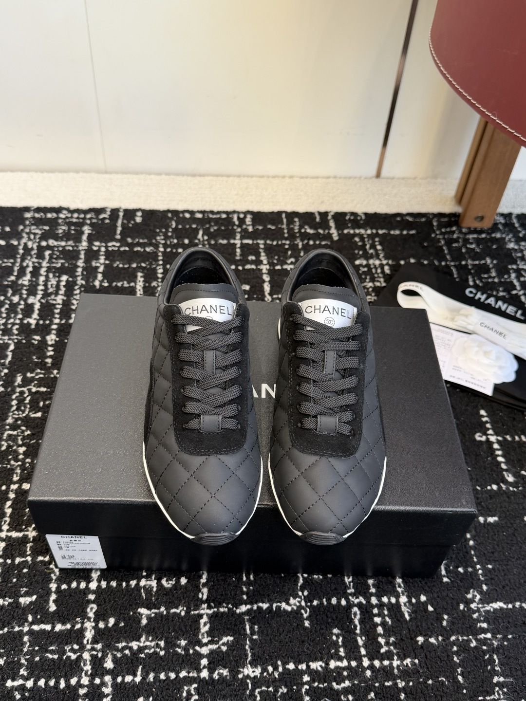 NO:626316,19860909代购级 CHANEL香奈儿菱格纹德训鞋 网球鞋 休闲 运动鞋 原版购入开发 做货 小香最新隐藏款网球鞋软菱格纹 柔软小羊皮配搭大鞋舌和经典双C logo满满的复古感又是最最最百搭的黑白配色 coco女孩必入的一款休闲鞋 鞋底碎钉设计 超级柔软 面料原版定制小羊皮菱格纹 内里进口定制羊皮+网里 鞋底原版开模碎钉橡胶材质 Size35-40（40订做不退换） 包装专柜精美包装,休闲鞋/运动鞋,chanel,chanel,sneakers,sheepskin,Women's Shoes