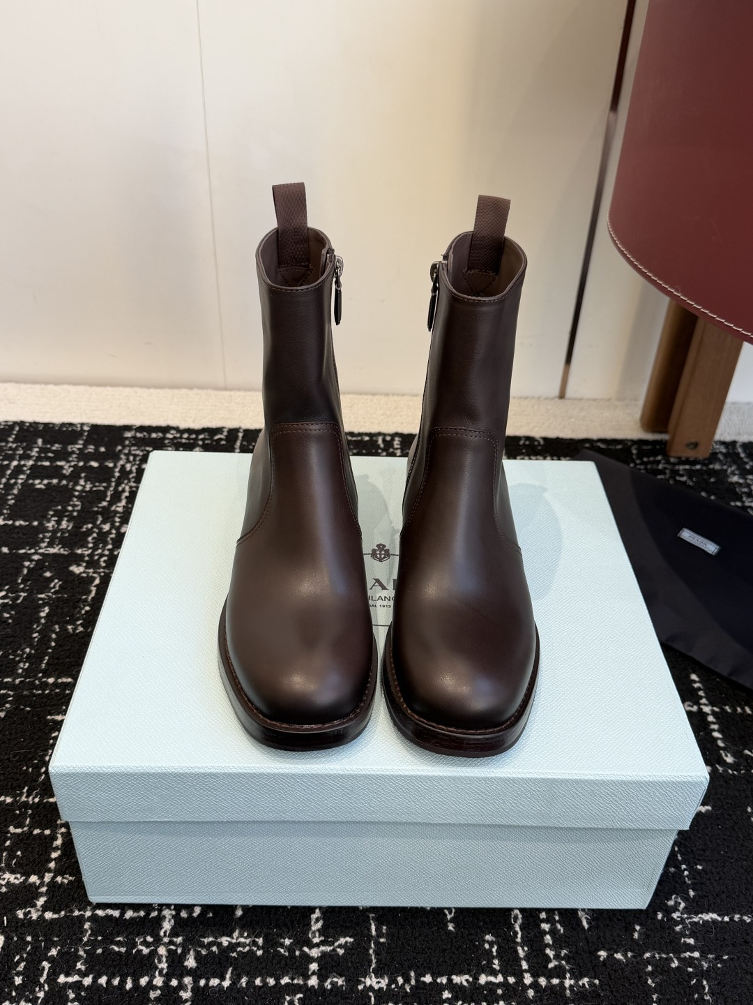 NO:626308,Purchasing agent Prada 25ss autumn and winter retro western cowboy boots, fashionable motorcycle Martin boots, unique taste, everyone loves and easy to control, they are popular every year. There is also a versatile classic shoe last, enough to conquer you, wear it, increase the height and casual, simple and handsome on the feet. The material is imported calfskin, the inner foot pad is dyed sheepskin, soft and delicate, comfortable to the foot, non-slip rubber outsole  Size#35-40 (40 orders are not returnable), boots, prada, prada, boots, cowhide, sheepskin19860909代购级 Prada普拉达 25ss 秋冬 复古西部牛仔靴 时尚机车马丁靴,独到味道,人人都爱也轻松驾驭 每年都会爆.还有就是百搭经典的鞋楦,足以征服你,穿上它,增高休闲两不失误,上脚简单帅气 面料进口小牛皮 内里垫脚透染羊皮 柔软细腻,脚感舒适, 防滑橡胶大底 Size#35-40（40订做不退换）,靴子,prada,prada,boots,cowhide,sheepskin,Women's Shoes