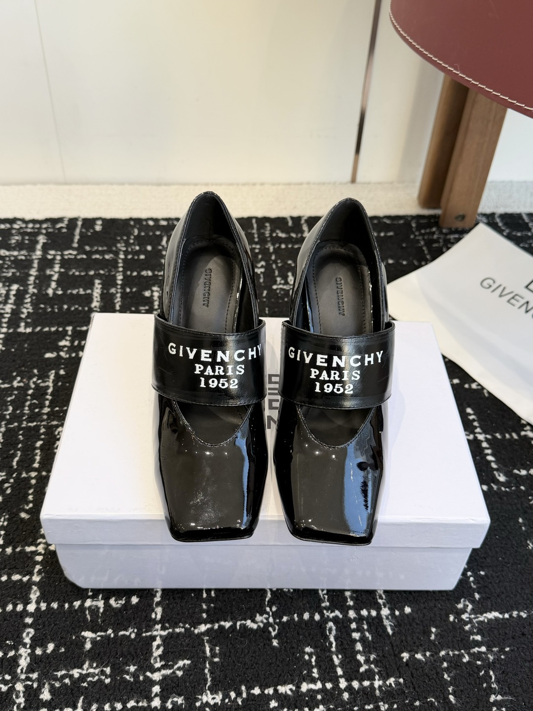 NO:626299,Purchasing agent Givenchy Zhang Ruonan's same style Sliced ​​Square square toe high-heeled shoes with cut square toe, relaxed and elegant temperament. Taking into account both style and extreme comfort, the elastic band is embellished with the 'GIVENCHYPARIS' logo, full of personality. Paired with skirts, trousers and casual pants, it perfectly shows the elegance of ballet shoes in different styles, and the photos are beyond photos!  The upper is made of original imported cow patent leather/mirror cowhide, the lining is sheepskin, the Italian grade A genuine leather outsole, the heel height is 10cm, Size35-41 (40.41 custom-made, non-returnable), high-heeled shoes, givenchy, givenchy, high heels, skirts, cowhide, sheepskin, Leather soles19860909代购级 Givenchy纪梵希章若楠同款Sliced Square方头 高跟单鞋 裁切方头,轻松优雅气质.兼顾风格与极度舒适,弹性饰带缀”GIVENCHYPARIS“标识,个性十足. 搭配裙装西裤休闲裤,完美呈现不同风格下芭蕾舞鞋的优雅气质,拍照超出片！ 鞋面采用原版进口牛漆皮/镜面牛皮,内里垫脚羊皮,意大利A级真皮大底 跟高10cm Size35-41（40.41定做不退换）,高跟鞋单鞋,givenchy,givenchy,high heels,skirts,cowhide,sheepskin,Leather soles,Women's Shoes