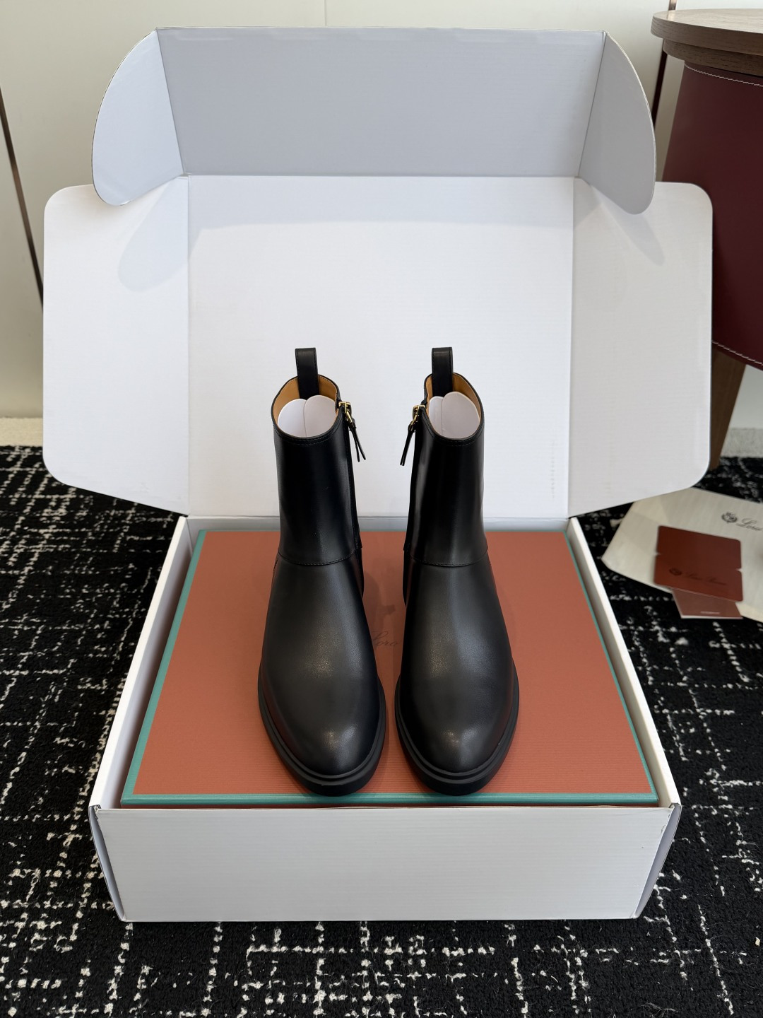 NO:626272,Dongguan purchasing agent level (official website synchronization box packaging) LP boots Loro Piana top genuine level boots. Buy the original 1:1 copy. The existing Loro Piana company was founded on 24th March 2019. The family business is now in its sixth generation, providing high-quality products for customers who are discerning in taste and quality. The fabric is imported calfskin, and the lining is cowhide. The outsole is like a rubber outsole. The classic elements of the LP family are buckled and embellished with a sense of high-end. Purely hand-made. Authentic packaging, original outsole, super soft and comfortable on the feet, Size 35-40 (custom-made for 40, non-returnable), boots, loro piana, loro piana, boots, cowhide19860909东莞代购级（官网同步盒包装） LP靴子 Loro Piana 顶级正品级靴购买原版1:1复制于194月24日一手创立现有的Loro Piana公司. 家族经营至今已是第六代,为讲求品味及对质量有要求的顾客提供上等的优质商品 面料进口小牛皮面 内里牛皮内里 大底像胶大底 Lp家经典元素 釦加以点缀满满的都是高级感 纯手 正品包装 原版大底上脚超级柔软舒服 Size35-40（40定做不退换）,靴子,loro piana,loro piana,boots,cowhide,Women's Shoes