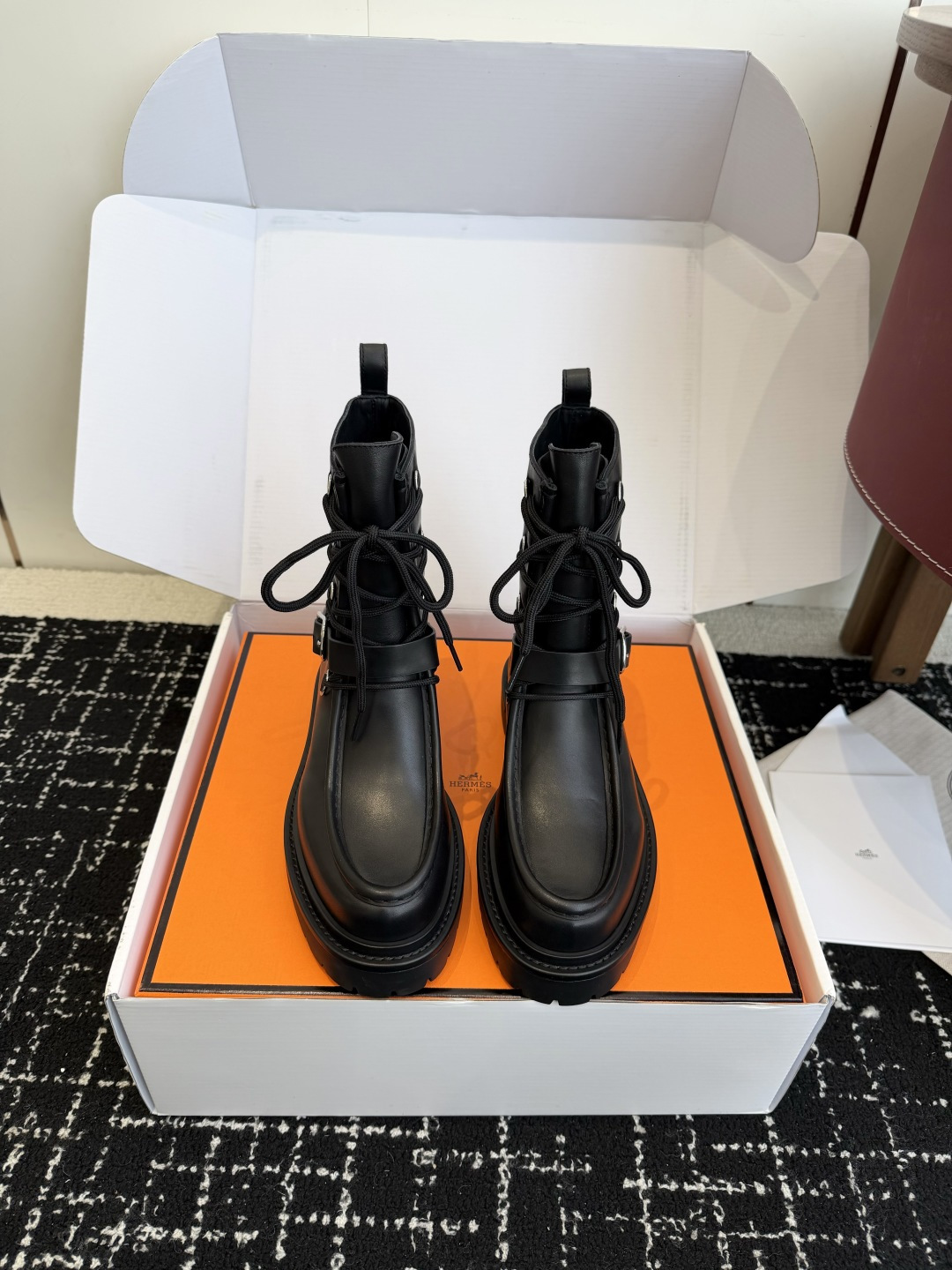 NO:626281,Dongguan purchasing agent grade (official website synchronized box packaging) H family 2025 new autumn and winter HERMES classic boots. The counter price is close to 2W. The high price naturally has unique craftsmanship and quality. The leather materials of this boots are all imported and customized, and the lining material is also imported custom cowhide. It is easy to wear and comfortable and looks good with everything. It is a knight boot that will never go out of style no matter how you wear it. The upper is imported cowhide, the lining is imported cowhide, and the outsole is the original sole.  Size35-40 (40 is non-refundable and non-exchangeable), boots, hermes, hermes, boots, cowhide19860909东莞代购级（官网同步盒包装） H家 2025秋冬新款 HERMES爱马仕经典靴子 专柜价格接近2W高昂的售价自然有独特的工艺和品质这款靴子的皮料全部为进口定制,内里材质也是进口定制牛皮 好穿舒适搭配什么都好看的秋冬必备款,而且风格永存怎么穿都不会过时的骑士靴. 鞋面进口牛皮 内里进口牛皮内里 大底原版鞋底 Size35-40（40 不退不换),靴子,hermes,hermes,boots,cowhide,Women's Shoes