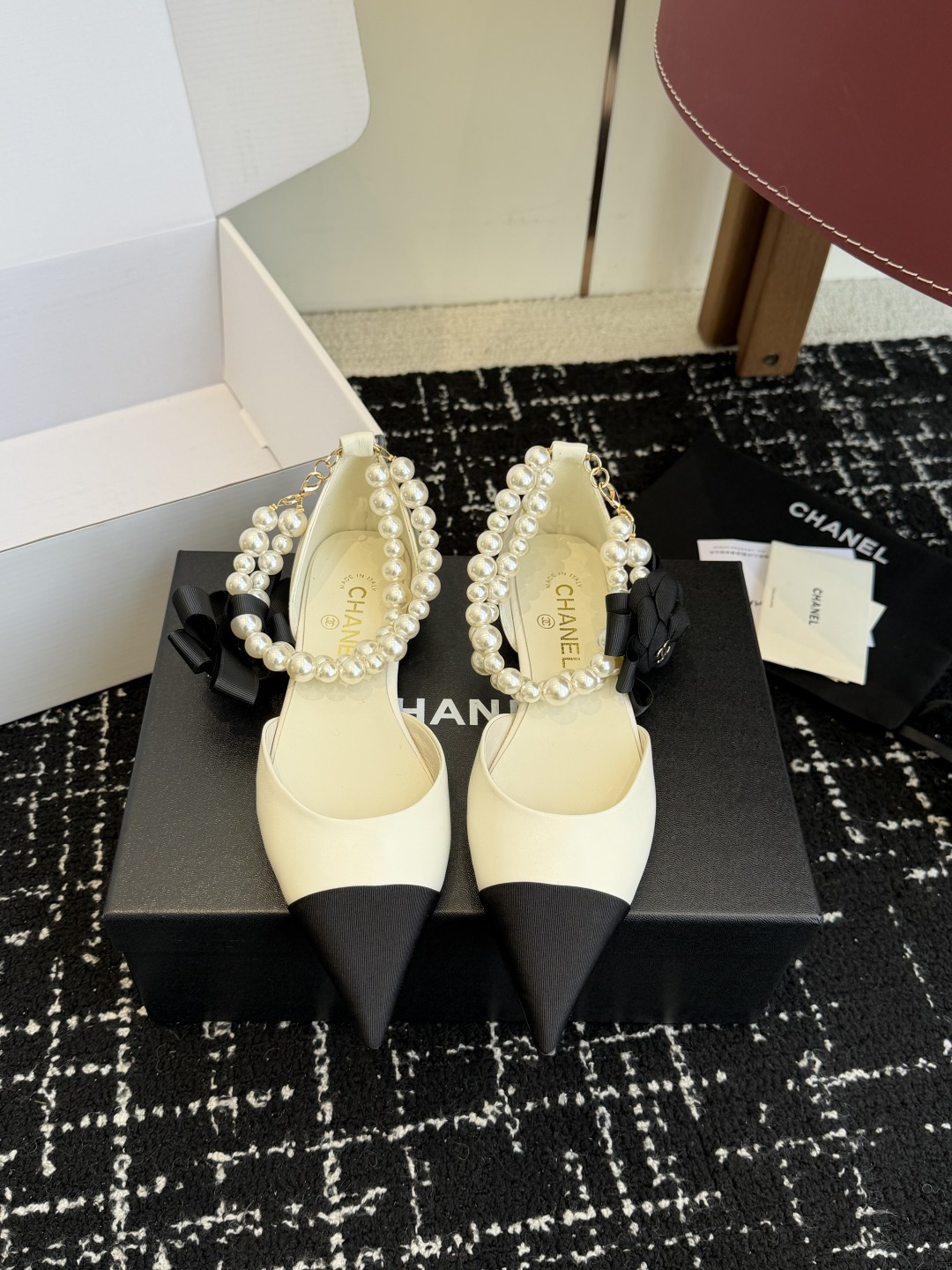 NO:626265,Purchasing agent level (official website sync box packaging) CHANEL 26 spring and summer latest pearl color matching pointed toe sandals. Pearls are really the soul of Chanel. This pair of classic contrasting color shoes is so beautiful!  It reminds you of the squeamish and noble rich girls of that era~ The pearl chain is hung with the brand's double C metal logo, which is very unique and very lady. It goes great with any daily clothing! The upper is imported lambskin, the lining is imported mixed sheepskin, and the Italian genuine leather outsole Size35-41 (40 41 custom-made is not returnable), Mary Jane, chanel, chanel, sandals, mary jane, sheepskin, Leather soles19860909代购级（官网同步盒包装）CHANEL 26春夏最新 珍珠拼色尖头 凉鞋 珍珠真的是香奈儿的灵魂 这双经典撞色鞋美到爆炸！它能让你想到那个年代娇气又矜贵的富家女~珍珠链条挂上品牌双C金属logo, 很独特也很lady.日常搭配任何服饰都超仙! 鞋面进口小羊皮,内里进口混种羊皮,意大利真皮大底 Size35-41（40 41订做不退换）,玛丽珍,chanel,chanel,sandals,mary jane,sheepskin,Leather soles,Women's Shoes