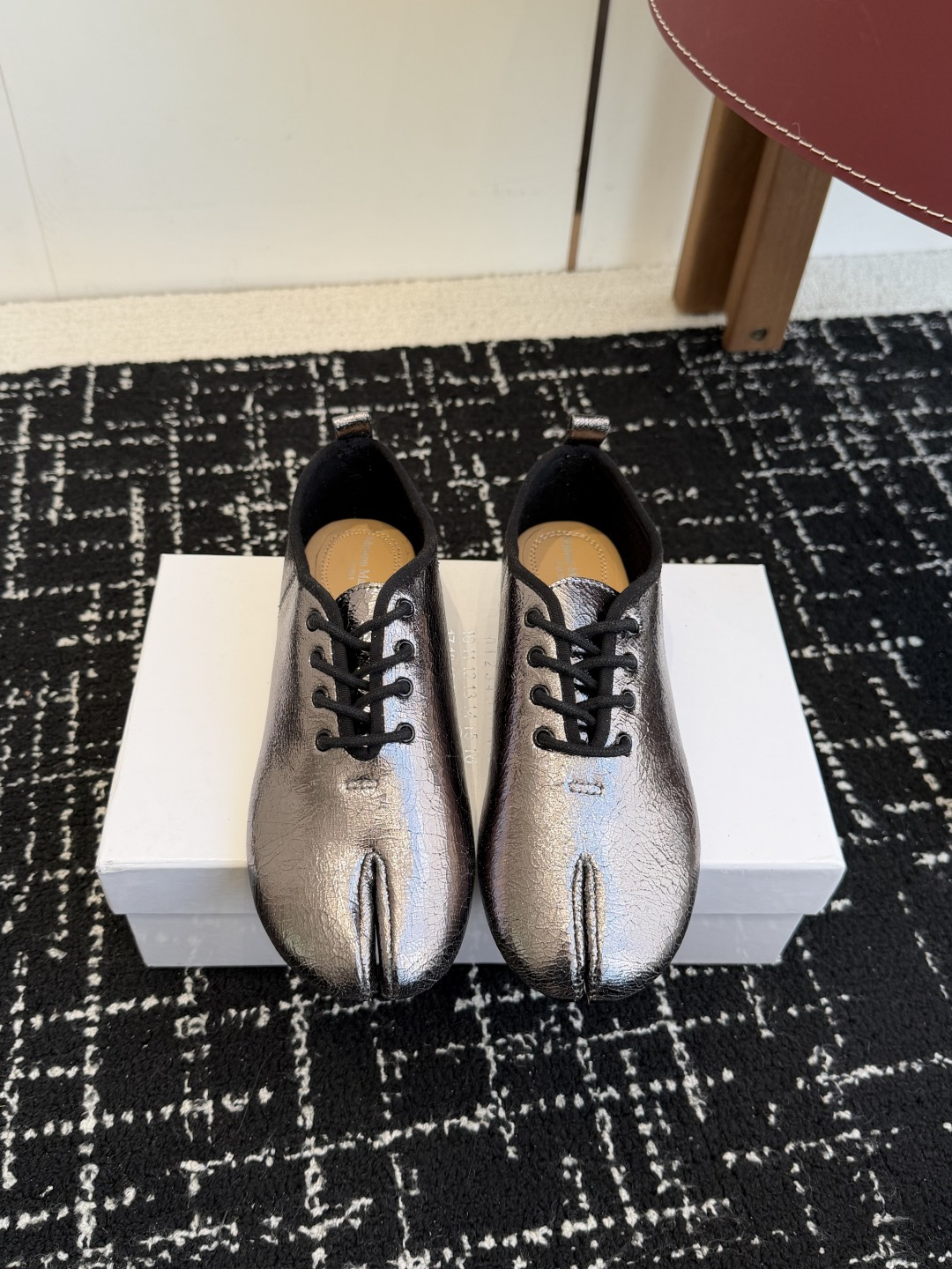 NO:626315,Purchasing agent level 279Maison Margiela 2026ss early spring catwalk new model MM6 Margiela new split-toe small leather shoes Loafers New and versatile retro give you a different feeling Upper imported sheepskin/exploded cowhide Imported double-sided velvet lining outsole Italian imported genuine leather outsole Size35-39 (40 customized non-refundable), split-toe shoes, masion margiela, masion  margiela,loafers,cowhide,sheepskin,leather soles19860909代购级 279Maison Margiela 2026ss早春走秀新款MM6马吉拉新品分趾小皮鞋 乐福鞋 新品百搭复古给你不一样的感觉 鞋面进口绵羊皮/爆裂牛皮 内里进口双面绒 大底意大利进口真皮大底 Size35-39（40定制不退换）,分趾鞋,masion margiela,masion margiela,loafers,cowhide,sheepskin,Leather soles,Women's Shoes