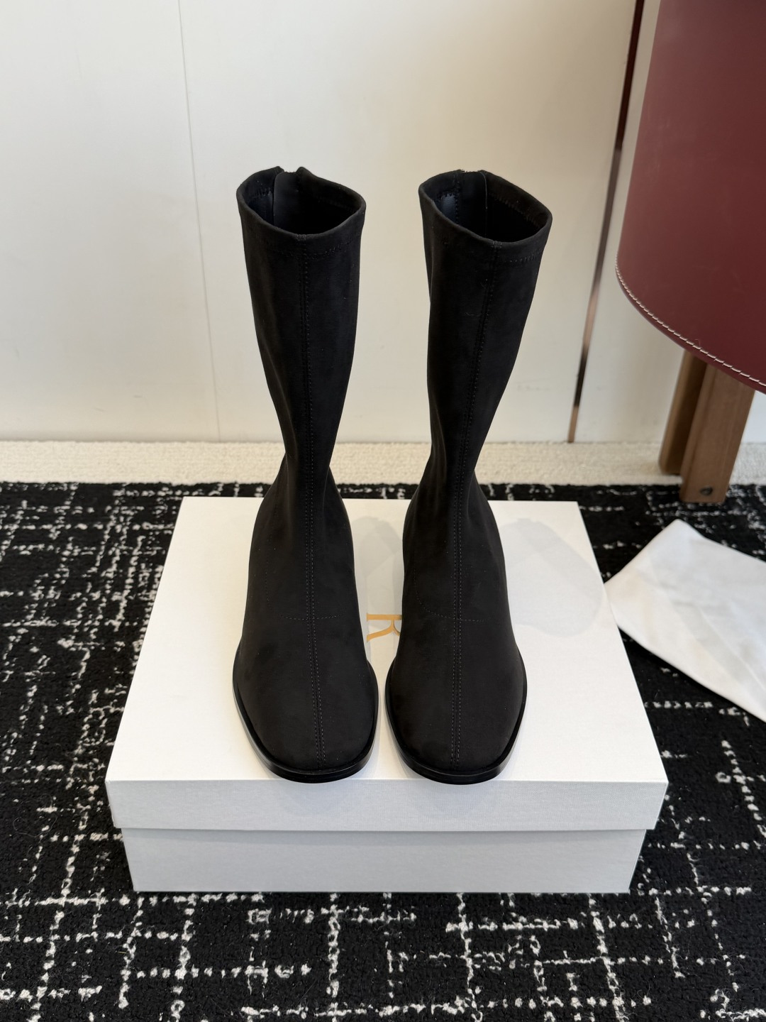 NO:626289,Dongguan Purchasing Level The Row 25ss New Fall and Winter Stretch Sheep Jing Mid-Boots Show Long Legs + Niche Styles Don’t Hesitate, Choose This Right! They are taller and slimmer and have aura, skirts and trousers go with everything. Autumn and winter boots must have a name - TheRow has a very high usage rate~ It was once a hard-to-find item in autumn and winter The  Row~ The most high-end brand, whether it is clothes, bags or shoes, they are the most attractive. It is no exaggeration to say: they will never go out of style. These military-style boots look great when paired with tailoring suits or maxi dresses! Their versatility should not be underestimated. The soft black leather is easy to put on and take off and adds a sense of coolness; the thick rubber soles are comfortable and are particularly pleasing to the eye when matched with tailoring, maxi dresses and other clothing, and their versatility should not be underestimated.  The item was born in Italy and is made of soft black leather. Its heel zipper design is easy to put on and take off and adds a cool feeling; the thick rubber sole is comfortable on the foot and has a tough style. The endless pursuit of excellence in detail craftsmanship. The upper is imported stretch sheep, the lining is calfskin foot pads, and the original open-molded outsole Size 35-40 (custom-made for 40, non-refundable), boots, boots, skirts, business suit, cowhide, sheep19860909东莞代购级 The Row 25ss 秋冬新款 弹力羊京 中靴 显腿长+小众不撞款不要犹豫了,选它没错!增高显瘦有气场裙子裤子无所不搭 秋冬靴子它必须拥有姓名-TheRow使用率超高~秋冬季曾是一靴难求的单品 The Row~最高端的品牌,无论是衣服包包鞋子都是最耐看的,不夸张说一句:永不过时.这款军装风靴子与精裁西装或超长连衣裙等服装搭配都格外好看! 百搭实力不可小觑.柔软黑色皮革,方便穿脱又增添酷感;厚实的橡胶鞋底脚感舒适 与精裁服、超长连衣裙等服装搭配都格外赏心悦目,百搭实力不可小觑. 单品诞生于意大利的,以柔软黑色皮革制成,其后跟拉链设计方便穿脱又增添酷感;厚实的橡胶鞋底脚感舒适,颇具硬朗格调.精益求精的细节工艺的无尽追求. 鞋面进口弹力羊京 内里小牛皮垫脚 原版开模大底 Size35-40（40订做不退换）,靴子,boots,skirts,business suit,cowhide,sheep,Women's Shoes