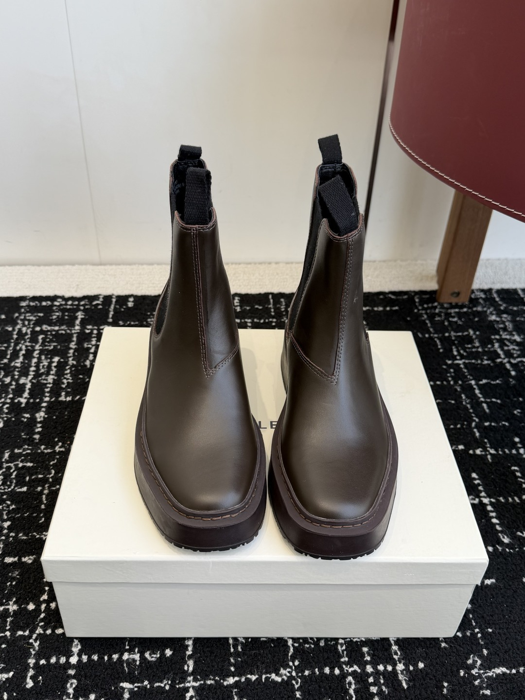 NO:626263,Dongguan original ICICLE classic Chelsea short boots, square toe design, simple and elegant, very attractive. Simple smooth lines, modified foot shape, very stylish when walking. It is worthy of being a brand specially created for urban elite women. Napa cowhide upper, sheepskin lining, outsole thickness 4cm, size 35-39, boots, boots, cowhide, sheepskin19860909东莞原厂 ICICLE 之禾 经典切尔西短靴 方头型设计,简约而且大气,非常耐看. 简单的流畅线条,修饰脚型,走起路来非常有型.不愧是专为都市精英女性而打造的品牌. 鞋面纳帕牛皮 内里羊皮 大底厚度4cm Size35-39,靴子,boots,cowhide,sheepskin,Women's Shoes