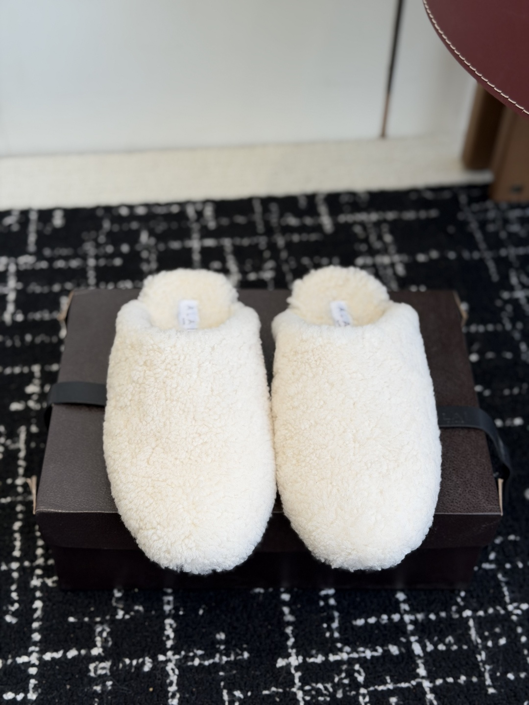 NO:626251,Purchasing level 25Fw new autumn and winter style ALAIA wool French ballet shoes, old money style wool surface mules half slippers, flat fur shoes. They are made of wool, which is fluffy and soft to the touch, and has strong warmth retention. At the same time, the interior is mostly matched with fine leather, taking into account both comfort and luxury. The shoe shape is a round-toe mule slipper with no unnecessary decoration and is only embellished with brand labels. It is suitable for a variety of styles. The colors are mainly low-saturated colors and the texture is low-key and noble.  The brand's iconic small label logo, combined with a simple shoe shape, continues ALAA's consistent 'minimalist luxury' tone; the shoe shape is highly tolerant to the foot shape and fits comfortably. It can be used as a slipper at home or as a 'lazy shoe' for light outings. It combines warmth and fashion. It is a comfortable item in autumn and winter. Wool upper, sheepskin lining, original open-molded rubber outsole Size 35-42 (40 41  42 (customized, non-refundable), semi-slippers, alaia, slippers, sheepskin19860909代购级 25Fw秋冬新款 ALAIA阿莱亚 羊毛法式芭蕾舞鞋老钱风羊毛面穆勒半拖鞋平底毛毛鞋 采用羊毛,触感蓬松柔软,保暖性强,同时内里多搭配细腻皮革,兼顾舒适与高级感.鞋型是圆头穆勒拖,无多余装饰,仅靠品牌标签点缀,适配多种风格,颜色以低饱和色系为主,质感低调显贵. 品牌标志性的小标签标识,搭配简洁鞋型,延续了ALAA一贯的“极简奢华”调性；鞋型对脚型包容度高,贴合舒适.既可以当居家拖鞋,也能作为轻出门的“懒人鞋”,兼顾保暖与时尚感,是秋冬季节的舒适型单品. 鞋面羊毛 内里垫脚羊皮 鞋底原版开模橡胶大底 Size35-42（40 41 42定做不退换）,半拖毛毛鞋,alaia,slippers,sheepskin,Women's Shoes