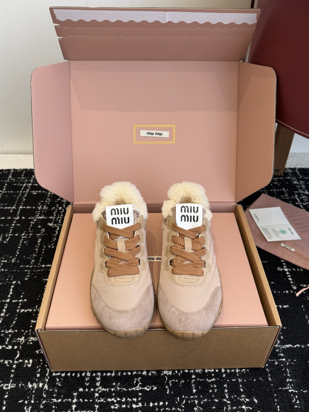 NO:626230,Purchasing level (official website sync box packaging) MiuMiu 25ss spring and summer new wool Forrest sneakers casual sneakers Miumiu's latest hot style Avant-garde and bold design, Miu Miu style is integrated into the simple lines of this thick-soled canvas sneaker. The unique logo is decorated on the tongue and back of the shoe, embellished with retro design, adding iconic elements!  The thick sole design defines the avant-garde modern style. The fabric is original customized fabric/cow suede. The lining is original imported soft lamb wool. The sole is original open-molded non-slip rubber outsole. Size#35-40 (customized for 40 units, non-refundable), casual shoes/sports shoes, miumiu, sneakers19860909代购级（官网同步盒包装） MiuMiu 缪缪 25ss 春夏新款 羊毛 阿甘鞋休闲运动鞋 miumiu最新爆款 前卫大胆的设计,Miu Miu风格融于此款厚底帆布运动鞋的简约线条, 别致徽标饰于鞋舌与背面,点缀复古设计,平添标志性元素！厚底设计定义前卫的现代风格 面料原版定制布料/牛反绒 内里原版进口柔软羊羔毛 鞋底原版开模防滑橡胶大底 Size#35-40（40定制不退换）,休闲鞋/运动鞋,miumiu,sneakers,Women's Shoes