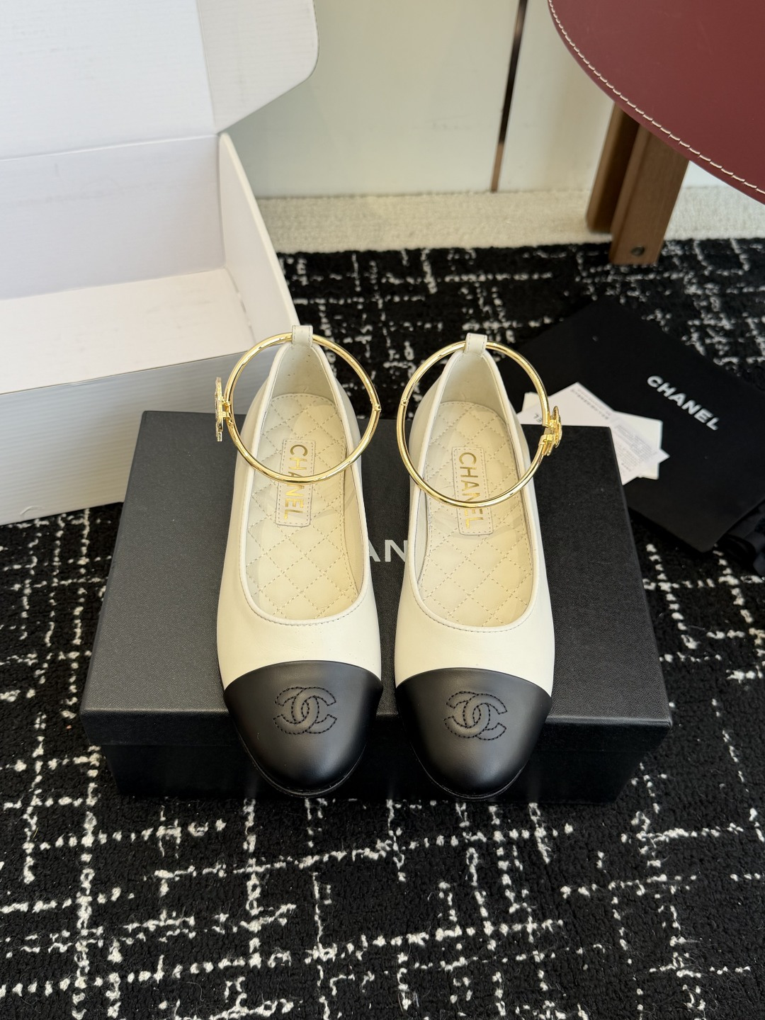 NO:626225,Purchasing agent level (official website synchronized box packaging) Chanel 25ss spring and summer series Mary Jane ballet shoes Very popular large double C design hand stitching is very time-consuming and labor-intensive Unique outsole double spelling method Rose red sole stickers let you inadvertently reveal highlights The outsole stitching will never take off  41 Custom-made (non-refundable), single shoes, chanel, mary jane, sheepskin, Leather soles19860909代购级（官网同步盒包装） Chanel 25ss 春夏系列 玛丽珍 芭蕾舞鞋 非常火的大双C设计手工车线非常耗时耗力 独特大底双拼做法 玫红色底贴让你不经意露出亮点大底车线永不脱底牢固永久复古就是经典浓郁C味永久流传 面料进口混种小羊皮 内里小山羊皮 大底意大利真皮大底 Size#35-41（40 41订做不退换）,单鞋,chanel,mary jane,sheepskin,Leather soles,Women's Shoes