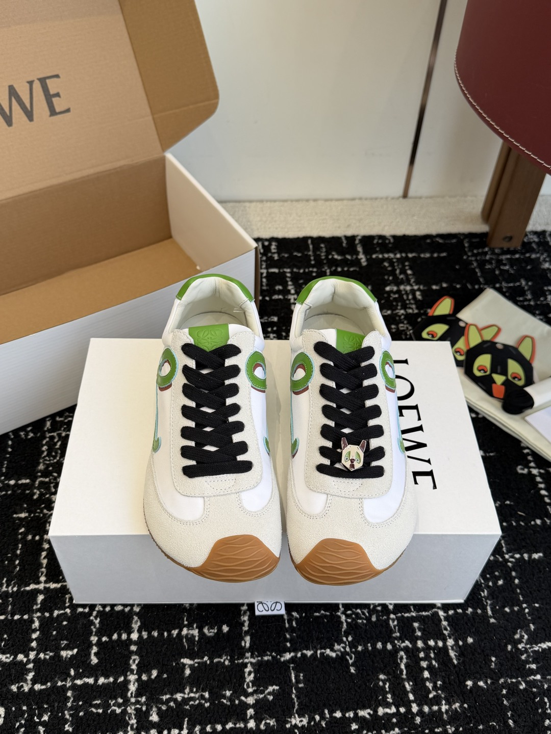 NO:630443,Purchasing agent grade (official website synchronization box packaging) Loewe 2025 Paris Fashion Week new balletrunner ballet sneakers Forrest Gump shoes are classic and fall in love at first sight!  The minimalist style of splicing is really the ultimate!  It is so versatile that you can wear it casually and it can be very high-end. It is very lightweight and can be used for shopping without stress!  Incredibly comfortable on the feet, light and weight-free, I really love it when I go out on the street!  There is a slight increase in height without kicking. The upper material is cowhide stitched with original fabric. The shoe lining is made of sheepskin. The sole material is wear-resistant rubber. The combination sole is optional. Size# Men and Women 35-45 (Female 40 Men 45, custom-made and non-returnable), casual shoes/sports shoes, loewe, sneakers, cowhide, sheepskin19860909代购级（官网同步盒包装） Loewe 2025巴黎时装周新balletrunner 芭蕾运动鞋 阿甘鞋 经典一眼就爱上的！拼接的极简风格真的做到极致！实在太百搭,随便穿搭就可以很高级,很轻便,逛街暴走无压力！ 上脚无敌舒适,轻盈无负重感,出街真的爱了！不打脚还有点小增高 鞋面材质牛皮拼接原版布料 鞋里材质羊皮 鞋底材质耐磨橡胶组合底可选 Size#男女35-45（女40 男45 订做不退换）,休闲鞋/运动鞋,loewe,sneakers,cowhide,sheepskin,Women's Shoes