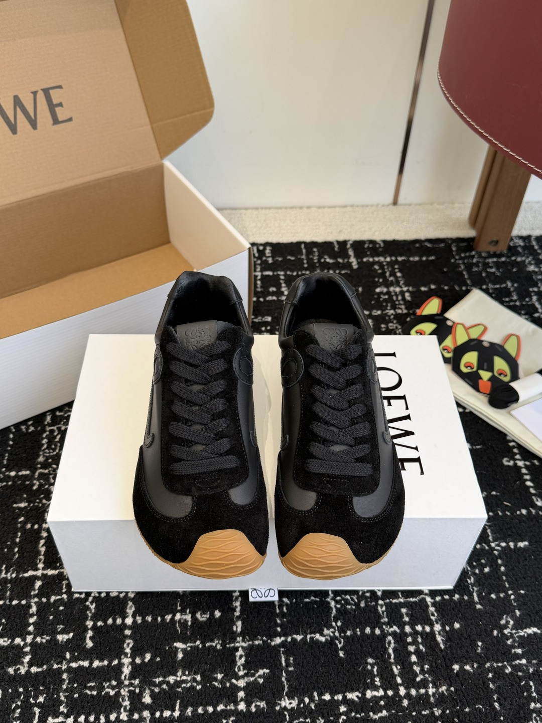 NO:682752,Purchasing agent grade (official website synchronization box packaging) Loewe 2025 Paris Fashion Week new balletrunner ballet sneakers Forrest Gump shoes are classic and fall in love at first sight!  The minimalist style of splicing is really the ultimate!  It is so versatile that you can wear it casually and it can be very high-end. It is very lightweight and can be used for shopping without stress!  Incomparably comfortable on the feet, light and weight-free, I really love it when I go out on the street!  There is a slight increase in height without kicking. The upper material is cowhide stitched with original fabric. The shoe material is sheepskin. The sole material is wear-resistant rubber combined sole. Size# Men and Women 35-45 (Female 40 Men 45, custom-made and non-returnable), casual shoes/sports shoes, loewe, sneakers, cowhide, sheepskin19860909代购级（官网同步盒包装） Loewe 2025巴黎时装周新balletrunner 芭蕾运动鞋 阿甘鞋 经典一眼就爱上的！拼接的极简风格真的做到极致！实在太百搭,随便穿搭就可以很高级,很轻便,逛街暴走无压力！ 上脚无敌舒适,轻盈无负重感,出街真的爱了！不打脚还有点小增高 鞋面材质牛皮拼接原版布料 鞋里材质羊皮 鞋底材质耐磨橡胶组合底可选 Size#男女35-45（女40 男45 订做不退换）,休闲鞋/运动鞋,loewe,sneakers,cowhide,sheepskin,Women's Shoes