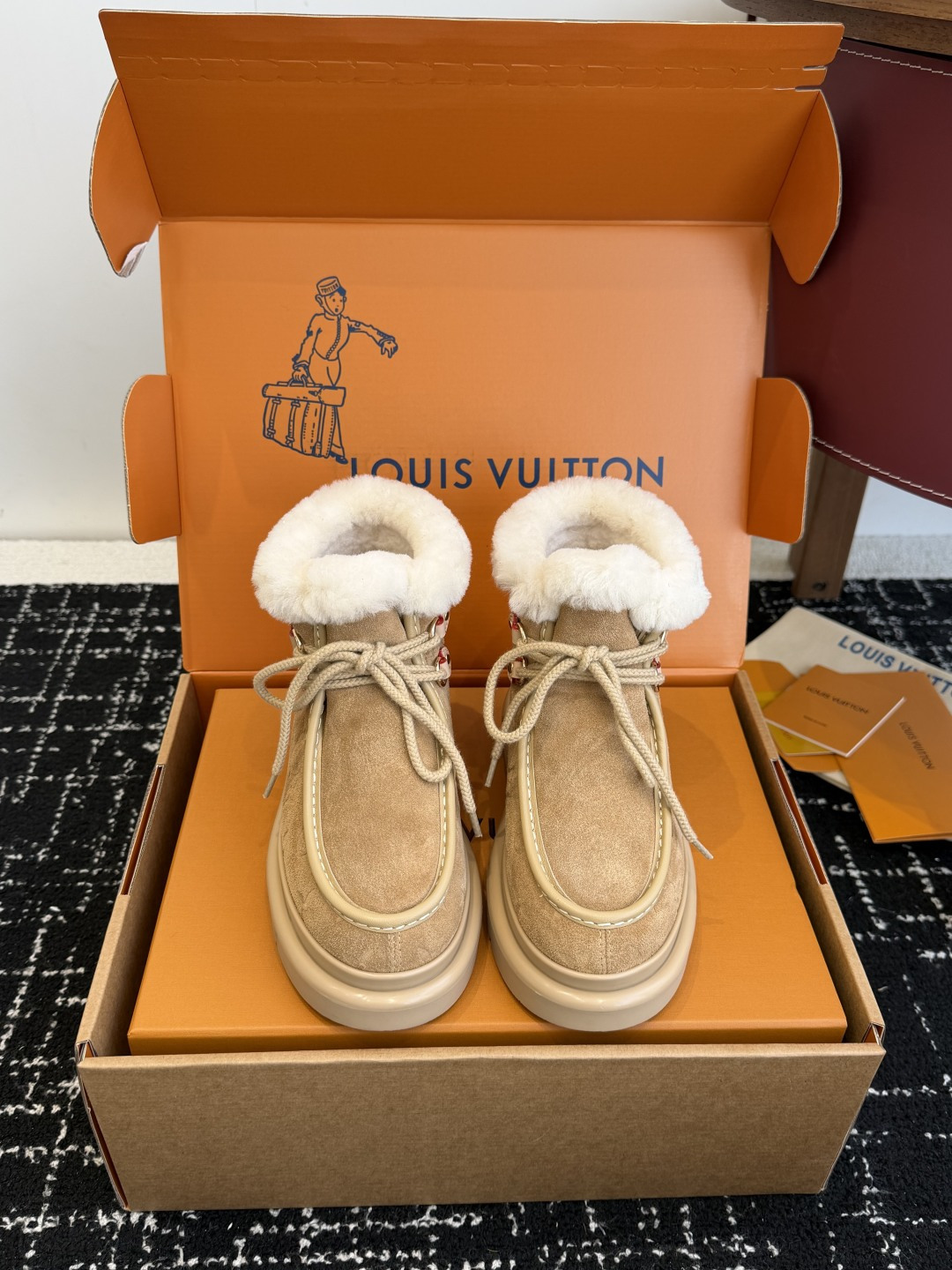 NO:630440,Purchasing agent Louis Vuitton lv's latest autumn and winter cute wool snow boots and Birkenstock shoes, integrating fashionable and desirable elements!  The uppers are hand-sewn with leather strips, highlighting the charm of handmade work. The inner lining is made of fur, so it doesn’t feel too comfortable to wear. Wear it with socks and it looks great!  Colorado suede cow leather has a velvet texture and is paired with a soft and warm shearling lining. The LV letter stitching on the upper and the inscribed buckle on the adjustable shoelaces enrich the brand details. The lightweight micro outsole completes the trendy style. The sole is made of foam material and feels light and comfortable on the feet!  Perfect work for autumn and winter!  Size35-41 (40 41 customized, non-returnable), snow boots, louis vuitton, louis vuitton, boots, cowhide, socks19860909代购级 Louis Vuitton lv最新秋冬可爱 羊毛 雪地靴 勃肯鞋型体,把时髦想要的元素融为一体！ 鞋面用皮条纯手工缝制,彰显手工作品的魅力 内里皮毛一体材质,穿起来不要太舒服呀、配个袜子穿、好看死了！ Colorado 绒面牛皮革呈现丝绒质感,搭配柔暖羊毛皮内衬.鞋面的LV字母缝线和可调节鞋带的铭纹搭扣共同丰富品牌细节,轻盈微型外底完善潮流格调. 鞋底发泡材质的,脚感轻盈舒适！ 秋冬满分 作品！ Size35-41（40 41订做不退换）,雪地靴,louis vuitton,louis vuitton,boots,cowhide,socks,Women's Shoes