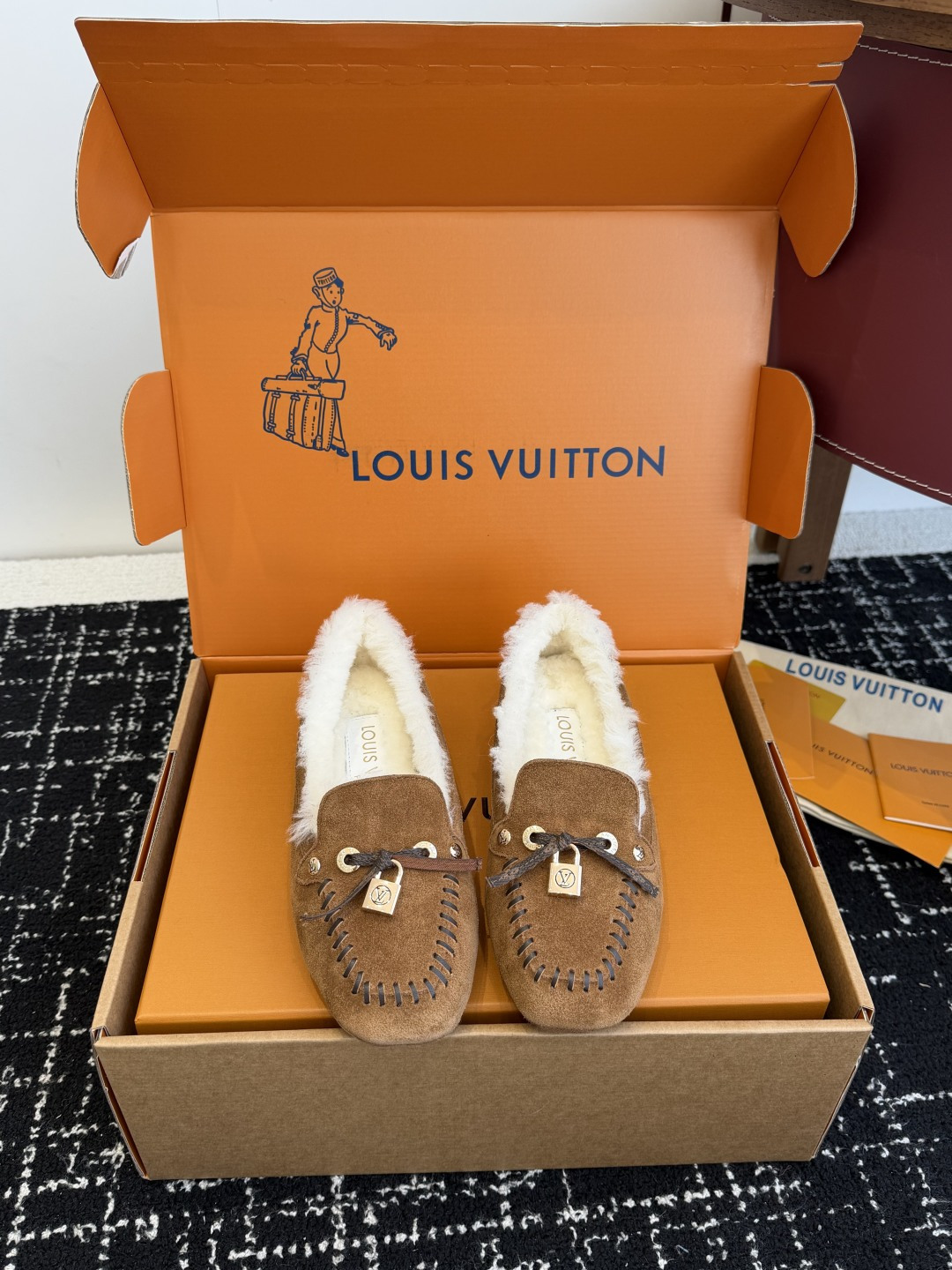 NO:630437,Purchasing-grade Louis Vuitton 25ss wool flat loafers. Made of high-quality cowhide. Light and comfortable moccasin structure with hand-stitched upper. Decorated with LV Cicle logo and inscribed lace ends. Decorated with butterflies. Luxurious design. Perfect interpretation of the brand's luxury style. Wool lining. Original A-grade rubber outsole, Size35-41 (40 41 customized, non-refundable), loafers fur shoes, louis  vuitton,louis vuitton,loafers,cowhide19860909代购级 Louis vuitton 25ss 羊毛 平底乐福鞋 豆豆鞋,采用优质牛皮 轻盈舒适的莫卡辛结构搭配手缝鞋面 点缀LV Cicle标识和铭纹鞋带端头.饰蝴蝶 版型设计奢华大气 完美诠释品牌奢华风格 内里采用羊毛 原版A级橡胶粒外底, Size35-41（40 41 定做不退换）,乐福鞋毛毛鞋,louis vuitton,louis vuitton,loafers,cowhide,Women's Shoes