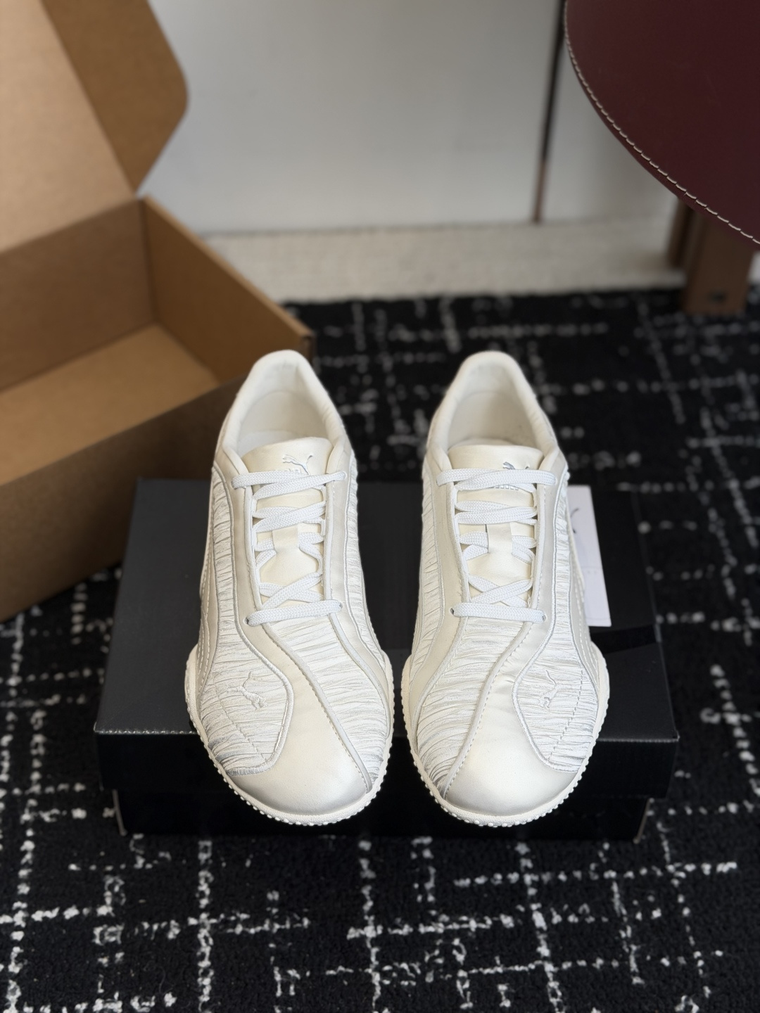 NO:630434,Purchasing agent Puma 25ss autumn and winter casual shoes moral training shoes The perfect fusion of fashion and sports is undoubtedly a passionate collision of fashion and sports!  This unique fashion vision is perfectly combined with Puma's sports tradition to bring you an unprecedented sense of luxury, which is simply amazing!  Size#35-40 (40 orders are not returnable), casual shoes/sports shoes, sneakers19860909代购级 Puma 25ss 秋冬 休闲鞋 德训鞋 时尚与运动的完美融合 无疑是一次时尚与运动的激情碰撞！ 这个独特 的时尚视野与彪马的运动传统完美结合,为您带来前所未 高级感满满,简直不要太赞！ Size#35-40（40订做不退换）,休闲鞋/运动鞋,sneakers,Women's Shoes