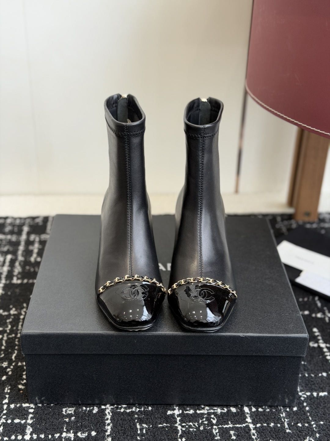 NO:630422,Purchasing agent Chanel Xiaoxiang 25ss new autumn and winter square toe back zipper short boots. This thick sole has a high export rate in European and American street photos. It is also very popular on Instagram. I adjusted the shoe last for a month. The overall smoothness of the lines remains consistent with the original version. It is really charming. I believe that women with taste will fall in love with it. The CHANE*L series will never disappoint. It is a weapon for goddesses... Fabric: imported sheepskin Lining: imported sheepskin  Feet: Imported cowhide Outsole: Genuine leather outsole imported from Italy Size#34-42 (34 40 41 42 is custom-made and non-returnable), boots, chanel, boots, cowhide, sheepskin, Leather soles19860909代购级 Chanel 小香 25ss 秋冬新款 方头后拉链短靴 这款厚底在欧美街拍中出境率超高,ins也是火了一把,调鞋楦都调了一个月 整体线条流畅性保持跟原版一致,真的太有魅力了,我相信有品味的女人会看上它,CHANE*L系列一向不会令人失望,女神的利器…… 面料:进口羊皮 内里:进口羊皮 垫脚:进口牛皮 大底:意大利进口真皮大底 Size#34-42（34 40 41 42订做不退换）,靴子,chanel,boots,cowhide,sheepskin,Leather soles,Women's Shoes
