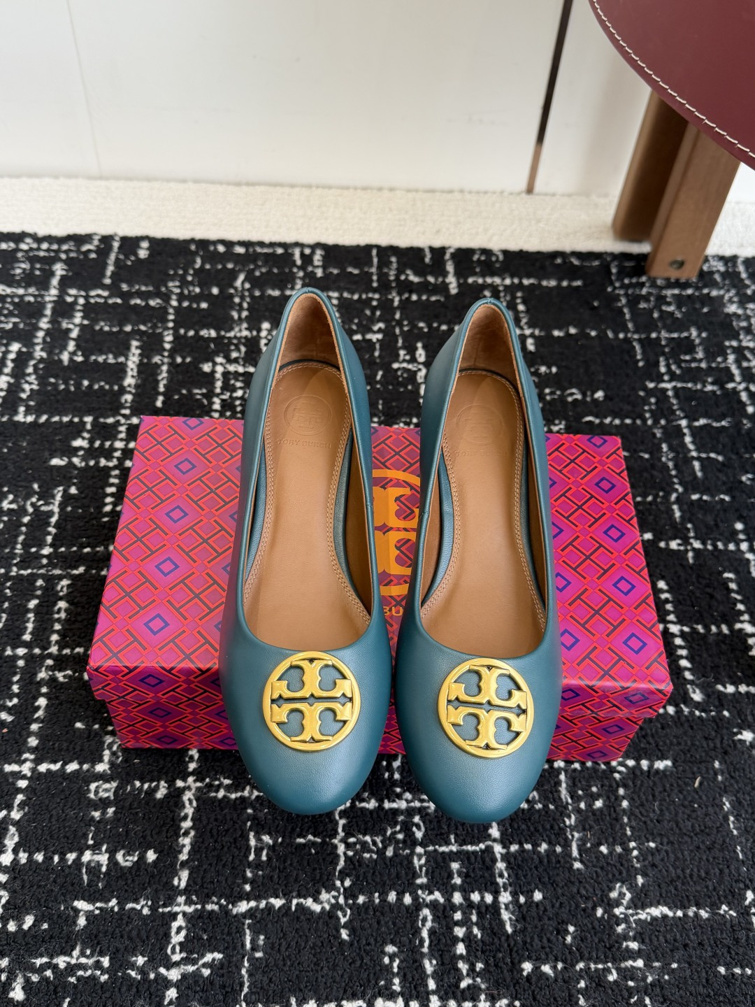NO:630416,Dongguan purchasing agent Tory burch (TB) versatile mid-heeled shoes. This TB classic family-style classic hardware is favored by fashionistas for its temperament and versatile characteristics. The upper is made of imported calfskin, with clear leather texture and special glossy texture. The tight wiring and comfortable natural dyed sheepskin lining all show the high quality of this shoe!  It is very stylish with exquisite metal buckles, and the mid-heel will not tire your feet when walking, allowing you to walk more steadily!  Little fairies who love beauty, don’t miss it easily!  Fabric: high-quality calfskin + original hardware, lining, original dyed sheepskin outsole, rubber outsole + layered leather heel, heel height 3.5cm, Size 35-40 (40 orders made, non-returnable), single shoes, burberry, cowhide, sheepskin19860909东莞代购级 Tory burch（TB）百搭款 中跟单鞋这款TB经典家族式的经典五金,以气质百搭的特征深受时尚达人们的青睐 鞋面采用进口小牛皮,皮料纹路清晰,有特别光泽质感,紧致的走线和舒适的本染羊皮内里无不展现了这款鞋子的高品质！搭配精致的金属扣非常有格调,中跟走路不累脚,让您行走更加稳健！爱美的小仙女们不要轻易错过哦！ 面料优质小牛皮+原版五金内里本染羊皮大底橡胶大底+层皮跟 跟高3.5cm Size35-40（40订做不退换）,单鞋,burberry,cowhide,sheepskin,Women's Shoes