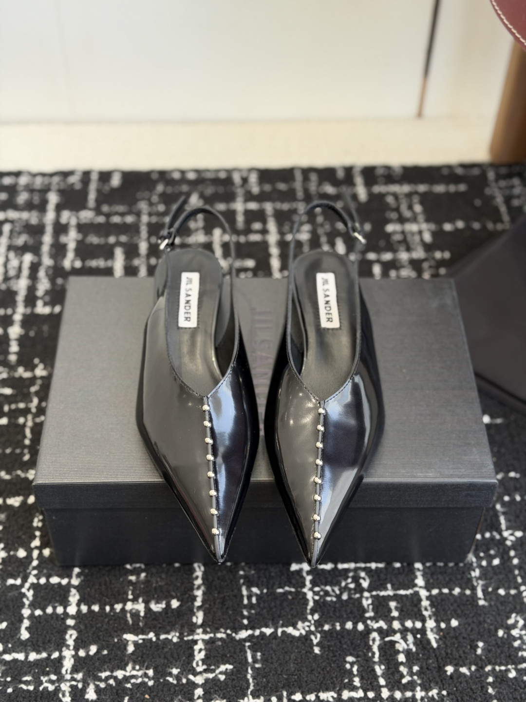 NO:630414,Purchasing agent level JILSANDER 26ss spring and summer personalized trendy new product. It is purchased from genuine products and developed, and is perfectly reproduced one-to-one. Classic line design, a versatile summer item, loved by Internet celebrity bloggers and ladies, various praises on social platforms, very popular, high quality, breathable and super comfortable. The upper is imported cowhide with open edge beads. The lining is sheepskin. The outsole is Italian genuine leather.  Size35-40 (40 orders are not returnable), sandals, jil sander, sandals, cowhide, sheepskin, Leather soles19860909代购级 JILSANDER 26ss 春夏个性潮流新品 正品购入开发、完美复刻一比一做法 经典的线条设计、炒鸡百搭的一款夏季单品, 网红博主小姐姐们的挚爱,社交平台的各种夸赞,人气超高质感透气超级舒适 鞋面进口进口牛皮开边珠 内里羊皮 大底意大利真皮大底 Size35-40（40订做不退换）,凉鞋,jil sander,sandals,cowhide,sheepskin,Leather soles,Women's Shoes