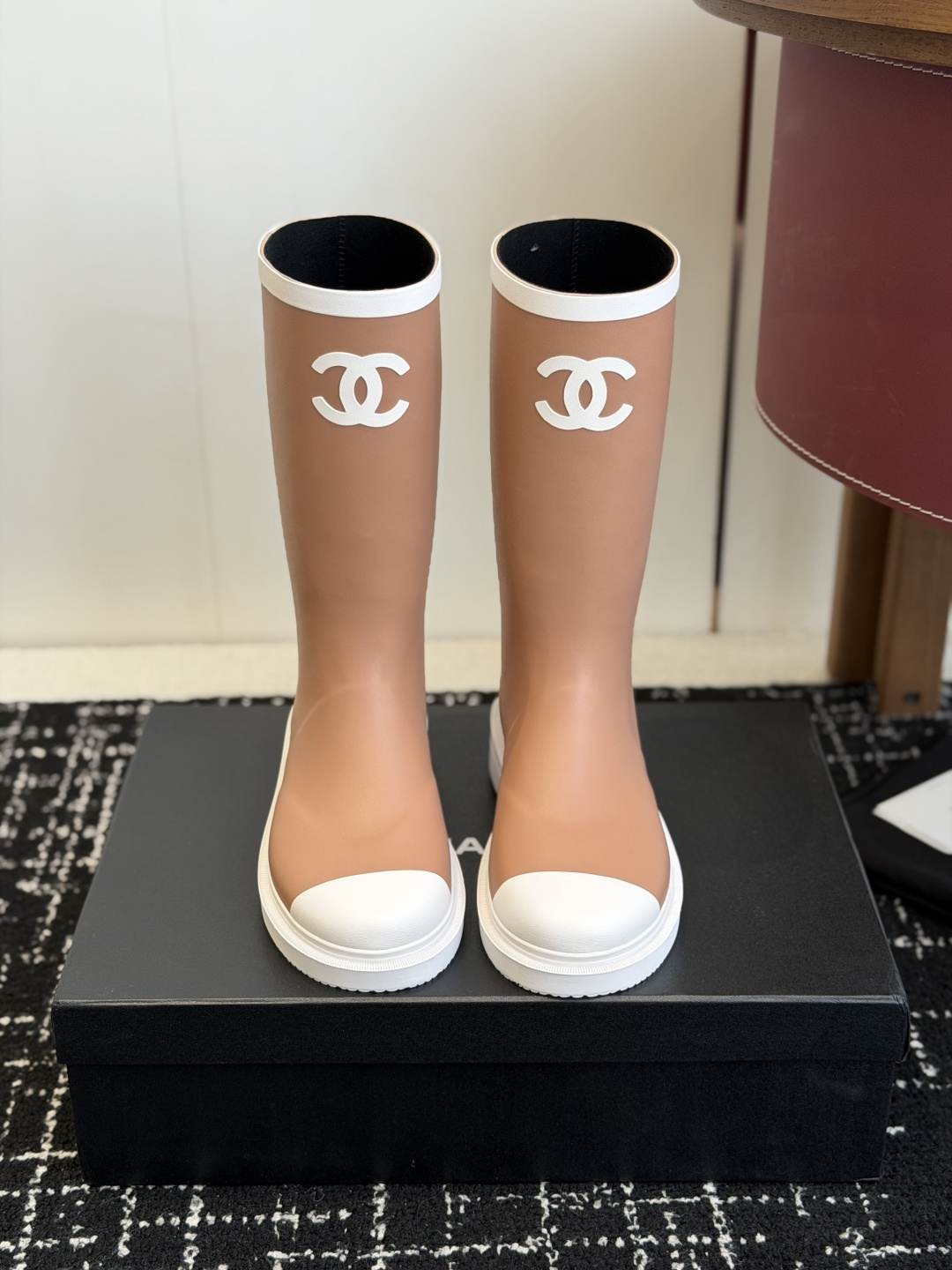 NO:630410,Purchasing agent CHANEL Chanel 26ss hot rain boots!  I bought a pair of rain boots that look great this season. They are limited to single digits in domestic counters. If you don’t have VIC, you can’t get them at all. I am so lucky. I really love these rain boots. I like them so much. The upper feet are soft and waxy. They are so comfortable. They flatter the shape of the legs and make them look longer. They are the best rain boots on the Internet!  Purchased at counter for 7800!  !  !  Exclusive mold opening and customization on the entire network. After 1 month of adjustment, the product is restored to the original quality, instantly selling off all the products on the market!  !  Size#35-41 (40 41 customized, non-returnable), boots, chanel, chanel, boots, rain boots19860909代购级 CHANEL香奈儿26ss 大爆款雨靴！ 入手一款本季颜值爆表雨靴,国内专柜个位数限量,不是vic完全是拿不到的 我真是太幸运了,真是大爱这雨靴我太喜欢了,上脚软软糯糯,太太太太太舒服了,很修饰腿型超级显腿长,全网最好穿的雨靴！ 专柜以7800购入！！！全网独家开模定制,历经1个月调整还原正品级,秒杀市场面上的所有货品！！ Size#35-41（40 41定做不退换）,靴子,chanel,chanel,boots,rain boots,Women's Shoes