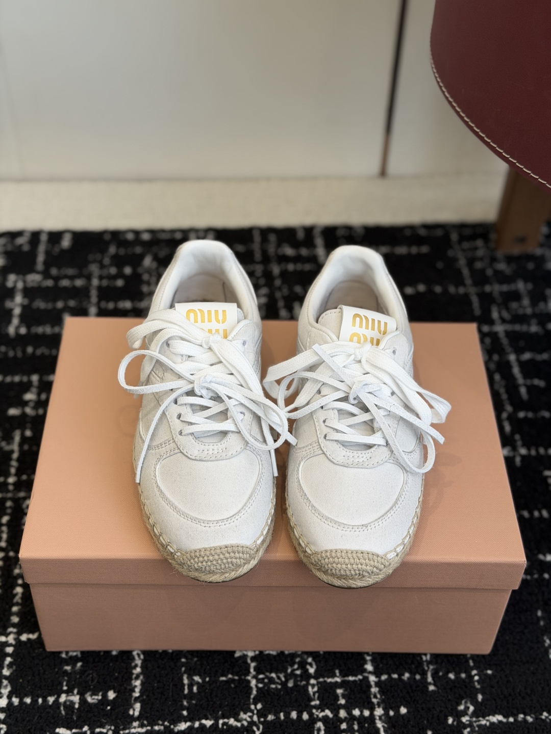 NO:646910,Top quality Miumiu 25ss new autumn and winter woven hemp rope fisherman's shoes Latest catwalk series Classic upgrades Comfort and fashionability coexist Each color combination looks good, and the design matches different style needs Class A high mercerized cow velvet upper, hand-woven raffia Lining A grade high mercerized cow velvet Outsole Rubber sole  Size35-40 (40 orders are not returnable), casual shoes/sports shoes, miumiu, sneakers, espadrilles19860909顶级品质 Miumiu 25ss 秋冬新款 编织麻绳渔夫鞋 最新走秀系列 经典升级 舒适度与时髦度并存 每个颜色搭配都好看,设计搭配不同风格需求 鞋面A级高丝光胎牛绒,拉菲草手工编织 内里A级高丝光胎牛绒 大底橡胶底 Size35-40（40订做不退换）,休闲鞋/运动鞋,miumiu,sneakers,espadrilles,Women's Shoes