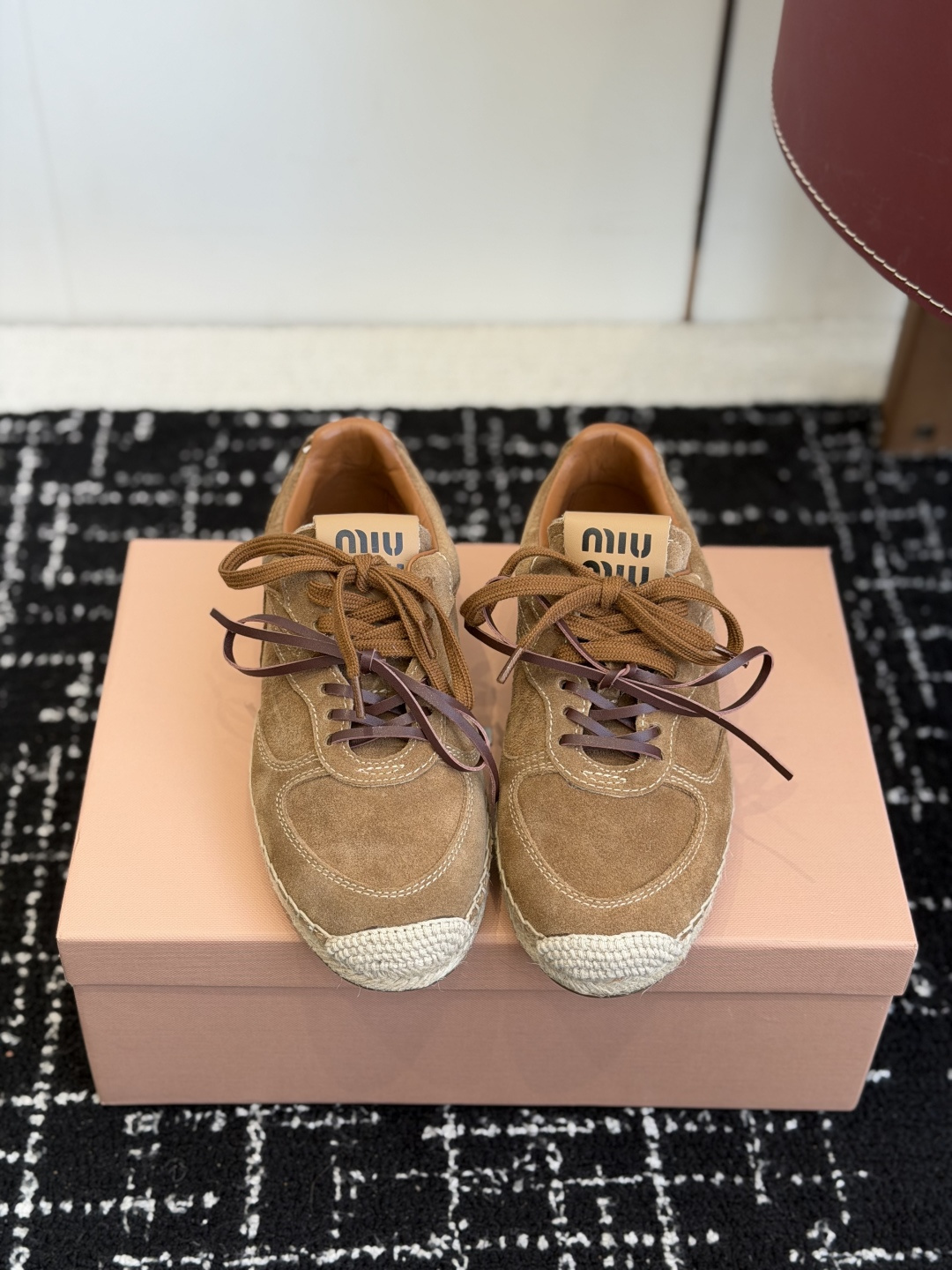 NO:630408,Purchasing agent Miumiu 25ss new autumn and winter woven hemp rope fisherman's shoes latest catwalk series classic upgrades comfort and fashionability. Every color combination looks good, and the design matches different style needs. Upper grade A high mercerized cow velvet, hand-woven raffia. Lining lining A grade high mercerized cow velvet. Outsole rubber sole.  Size35-40 (40 is custom-made and cannot be returned or exchanged), casual shoes/sports shoes, miumiu, sneakers, espadrilles19860909代购级 Miumiu 25ss 秋冬新款 编织麻绳渔夫鞋 最新走秀系列 经典升级 舒适度与时髦度并存 每个颜色搭配都好看,设计搭配不同风格需求 鞋面A级高丝光胎牛绒,拉菲草手工编织 内里A级高丝光胎牛绒 大底橡胶底 Size35-40（40订做不退换）,休闲鞋/运动鞋,miumiu,sneakers,espadrilles,Women's Shoes