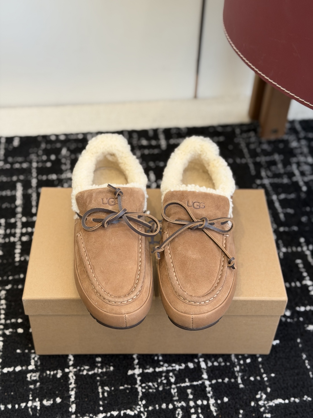 NO:630419,Purchasing-grade UGG 25ss autumn and winter fluffy Dexun stitching Forrest Gump casual shoes caught me. Who can resist the plushness in winter!  !  The soft design welds 'cuteness' and 'warmth' to the feet~ She is so cute, and she looks like a sweet girl when paired with a sweatshirt and jeans. Thick soles can also quietly increase your height!  It has a retro feel and looks great with coats and woolen skirts. The slip-on design will make lazy people ecstatic~ The moment you step into the shoes wrapped in wool, you will be warmed to your heart!  The atmosphere and practicality of autumn and winter wear are all arranged for me. Cow suede upper, imported wool lining, non-slip rubber outsole, Size 35-40 (custom-made for 40, non-returnable), loafers, hoodies, sweatshirts, skirts, jeans19860909代购级 UGG 25ss 秋冬 毛毛 德训拼接阿甘休闲鞋 把我拿捏住了 谁能拒绝冬天的毛绒绒啊！！ 软乎乎的设计 把“可爱”和“保暖”焊在脚上～ 奶fufu的,搭卫衣牛仔裤就是甜妹本妹,厚底还能悄悄增高！ 复古感拉满,配大衣、毛呢裙都很绝,一脚蹬设计懒人狂喜～ 裹着羊毛踩进鞋里的瞬间,暖到心坎里！秋冬穿搭的氛围感和实穿性,它全给我安排明白了 鞋面牛反绒 内里进口羊毛 大底防滑橡胶大底 Size35-40（40订做不退换）,乐福鞋毛毛鞋,loafers,hoodie,sweatshirts,skirts,jeans,Women's Shoes