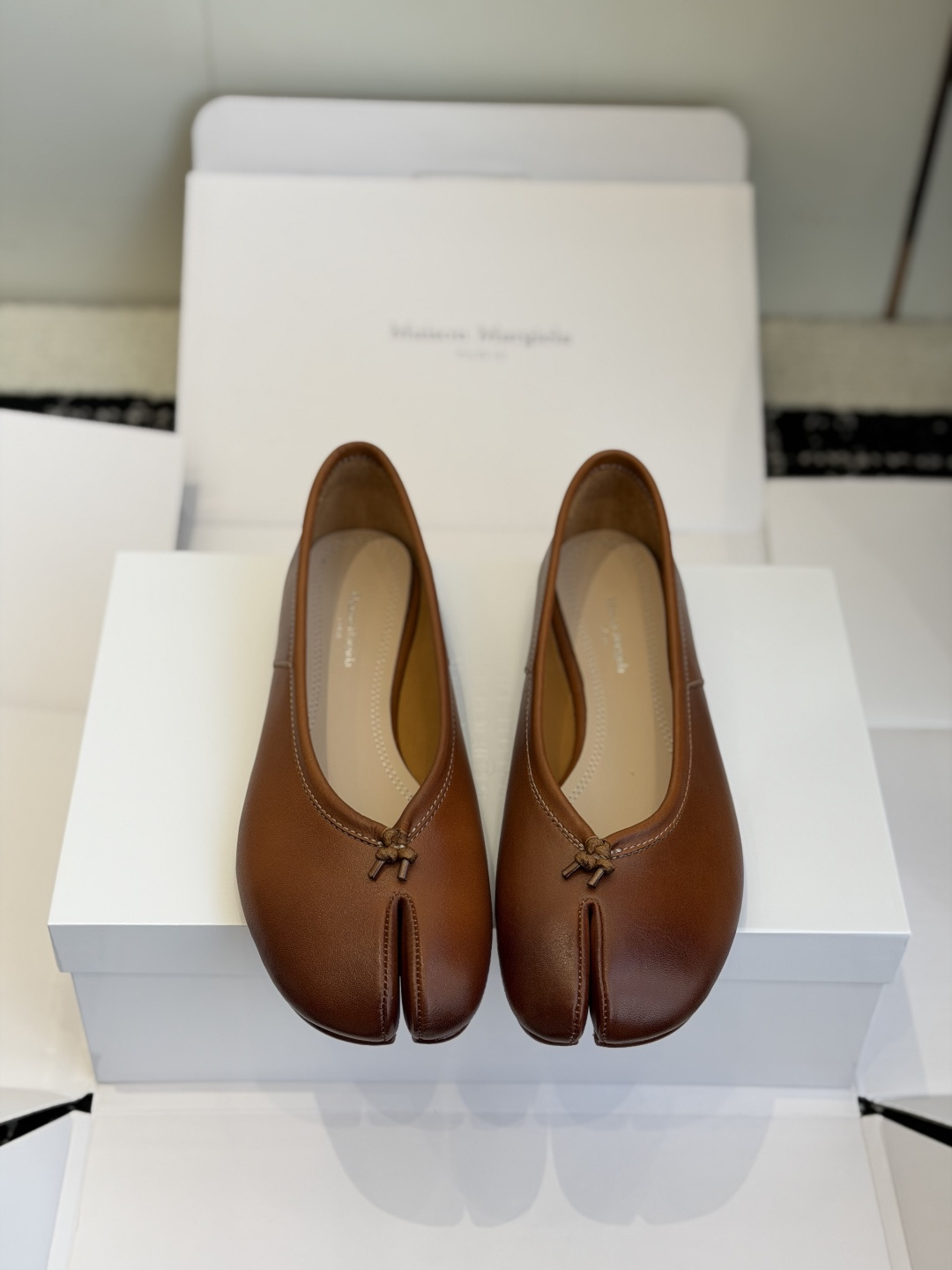 NO:630417,Dongguan purchasing agent grade (Official website sync box packaging) Maison Margiela MM6 Margiela 25ss new heavy horse leather washed split-toe shoes Tabi split-toe shoes ballet shoes original molded double-layer genuine leather soles original set-lasted shoes are very generous and can be easily matched with various styles The gospel of short legs The upper body instantly becomes long legs in an instant The upper feet are not bound by conventions, you can be yourself as you like ~ Fried chicken on the feet is soft and comfortable  Upper imported horsehide washing process Original sheepskin lining Outsole Original Italian double-layer genuine leather heel Size: 35-41 (40 41 customization is non-returnable), split-toe shoes, masion margiela, masion margiela, sheepskin19860909东莞代购级（官网同步盒包装） Maison Margiela MM6马吉拉 25ss新款 重工马皮水洗 分趾鞋 Tabi分趾鞋 芭蕾舞鞋 原版开模双层真皮鞋底 原版套楦鞋型很大方 搭配各种风格都 轻松驾驭 小短腿的福音 上身瞬间秒变大长腿 上脚不被常规所拘束,随心所欲做自己～上脚炒鸡柔软舒适 鞋面进口马皮水洗工艺 内里原版羊皮 大底原版意大利双层真皮底跟 Size: 35-41（40 41 定制不退换）,分趾鞋,masion margiela,masion margiela,sheepskin,Women's Shoes