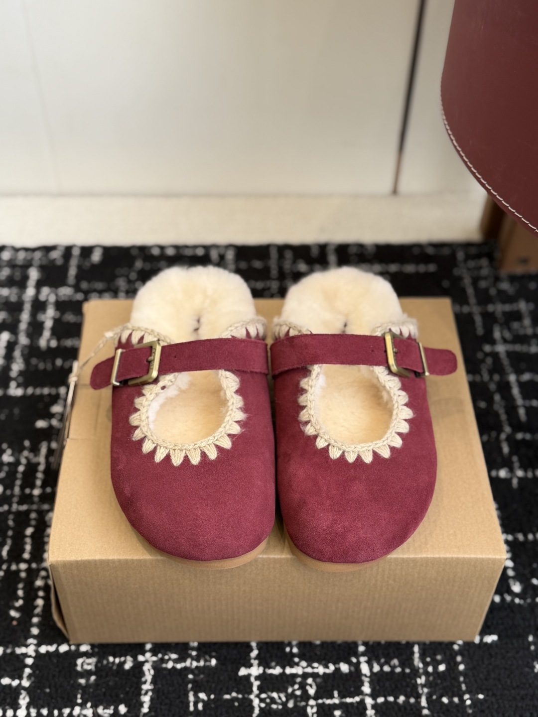 NO:631055,Mou fashion brand wool half-flop, a highly recognizable shoe design style, a combination of nature and fur art, a trendy item that is popular all over the world in autumn and winter, a warm artifact, a favorite of fashion bloggers, cute and ugly snow boots, upper, fur-integrated, fully hand-stitched, lining, wool outsole, tpu wear-resistant non-slip outsole, Size#35-39 (40-41 custom-made, non-returnable, non-replaceable), half-flop furry shoes, boots19860909Mou潮牌羊毛半拖 辨识度极高的鞋履设计风格,大自然和皮草艺术结合 秋冬季节风靡全球的潮流单品,保暖神器,时尚博主最爱,呆萌丑萌雪地靴 鞋面 皮毛一体全手工缝线 内里 羊毛 大底 tpu耐磨防滑大底 Size#35-39（40 41定做不退不换）,半拖毛毛鞋,boots,Women's Shoes