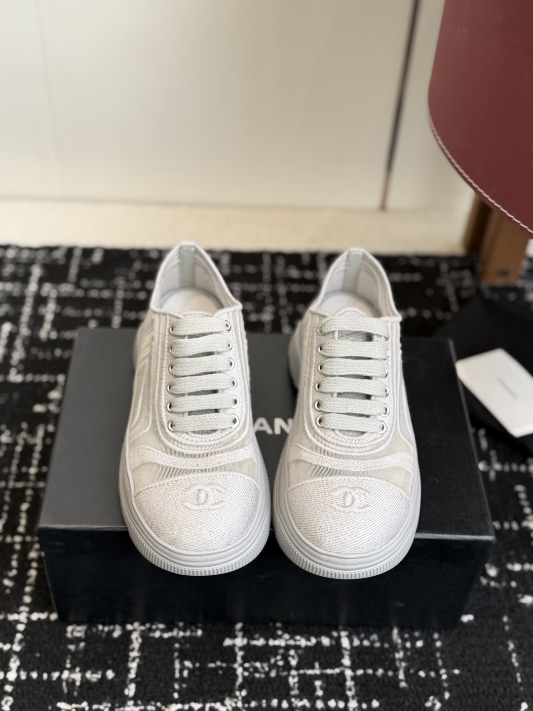 NO:630409,Purchasing-grade Chanel Chanel 25ss spring and summer new counter top casual sports shoes. This classic design has a variety of electric embroidery styles on the upper; the outsole is fashionable and sporty; it incorporates a variety of color matching elements. It is very good-looking and versatile, suitable for leisure, fashion, sports and outdoor use. The upper is made of original imported fabrics. The lining is made of original imported breathable mesh and original IP foam outsole. Size35-41 (40  41 Customized (no return or exchange), casual shoes/sports shoes, chanel, chanel, sneakers19860909代购级 Chanel香奈儿 25ss 春夏新款专柜顶级休闲款运动鞋 这款经典设计 鞋面多种工艺电绣的风格；大底却时尚运动；不平凡的拥入了多种配色元素多元化混搭非常好看百搭,休闲,时尚,运动,户外都能兼顾 鞋面采用 原版进口布料 内里采用 原版进口透气网 原版IP发泡大底  Size35-41（40 41订做不退换）,休闲鞋/运动鞋,chanel,chanel,sneakers,Women's Shoes