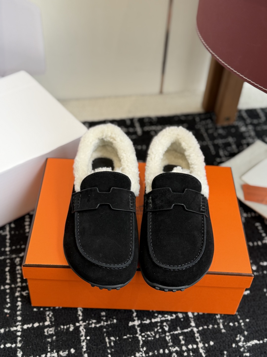 NO:630407,Dongguan purchasing agent grade (official website synchronization box packaging) Hermes' latest 25 new autumn and winter Baotou, wool slippers, wool single shoes, super versatile and fashionable, many celebrity Internet celebrities grow grass, a must-have for autumn and winter, casual, comfortable and high-end. Upper: imported Yangjing lining: imported wool lining. Feet: imported mixed sheepskin. Outsole: Tpu non-slip and wear-resistant outsole. Size35-41 (40  41 Customized (non-refundable), loafers, hermes, hermes, loafers, sheepskin, sheep19860909东莞代购级（官网同步盒包装） Hermes爱马仕最25新秋冬包头 毛拖 羊毛单鞋 超级百搭好看时髦 超多明星网红种草 秋冬必备 随意舒适高级感 鞋面:进口羊京 内里:进口羊毛里 垫脚:迸口混种羊皮 大底:Tpu防滑耐磨大底 Size35-41（40 41定做不退换),乐福鞋毛毛鞋,hermes,hermes,loafers,sheepskin,sheep,Women's Shoes