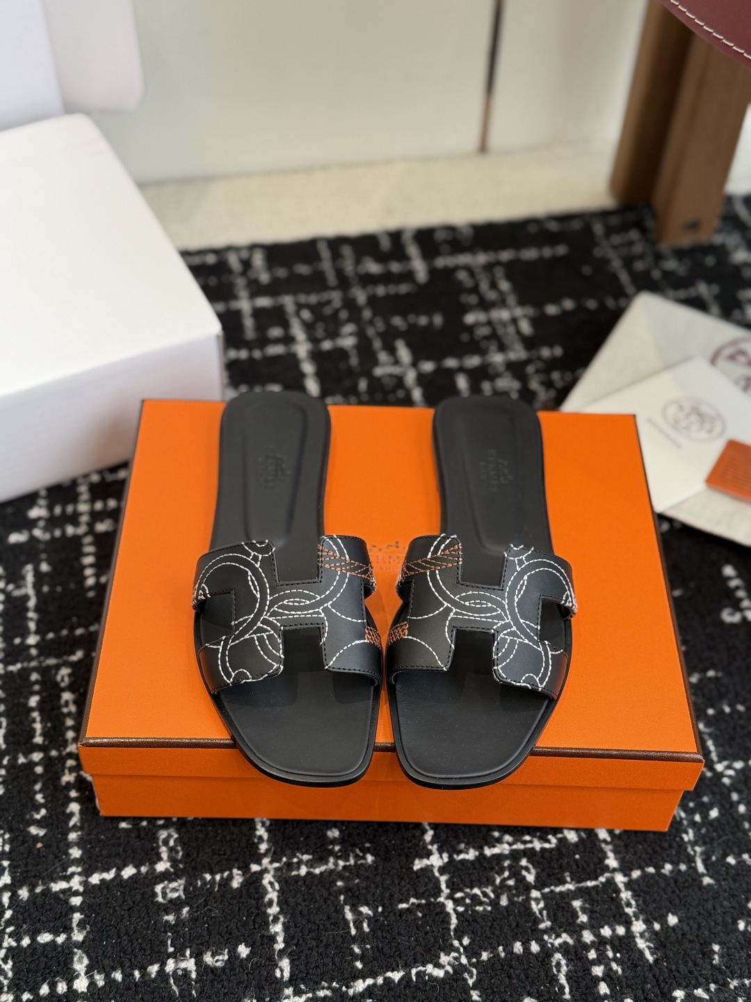 NO:630405,Dongguan purchasing agent grade (official website synchronizes with airplane box packaging) Hermes Hermès spring and summer classic models, Dongguan-made H slippers, classic H slippers, a must-have style for every summer!  One of the must-have items on every girl’s wish list!  Whether it’s daily wear or traveling, it’s really stylish and doesn’t need to be too high!  All materials are directly original Italian Hermès materials!  The advantage of genuine Italian leather is that it feels very good, and while keeping the leather soft and delicate, it also makes the overall shoe very three-dimensional. How can I put it, the overall style is very stylish!  Don’t miss this classic model!  All raw materials Size#35-41 (40 to 41 are custom-made and cannot be returned or exchanged), slippers, hermes, hermes, slippers19860909东莞代购级（官网同步飞机盒包装） Hermes 爱马仕春夏经典款 东莞产 H拖鞋 经典H拖,每个夏天必入的款式！每个女孩 愿望List必收款之一！日常穿搭,还是出去旅游什么的,真的逼格不要太高！ 所有材料都是直接意大利爱马仕材料原装！ 意大利正品的皮料的好处在于 手感特别好 并且在保持皮料柔软细腻的同时 又会让鞋子整体非常立体 怎么说呢 就是整体非常有型！这样的经典款遇到不要错过！ 全原材料 Size#35-41（40 41订做不退换）,拖鞋,hermes,hermes,slippers,Women's Shoes