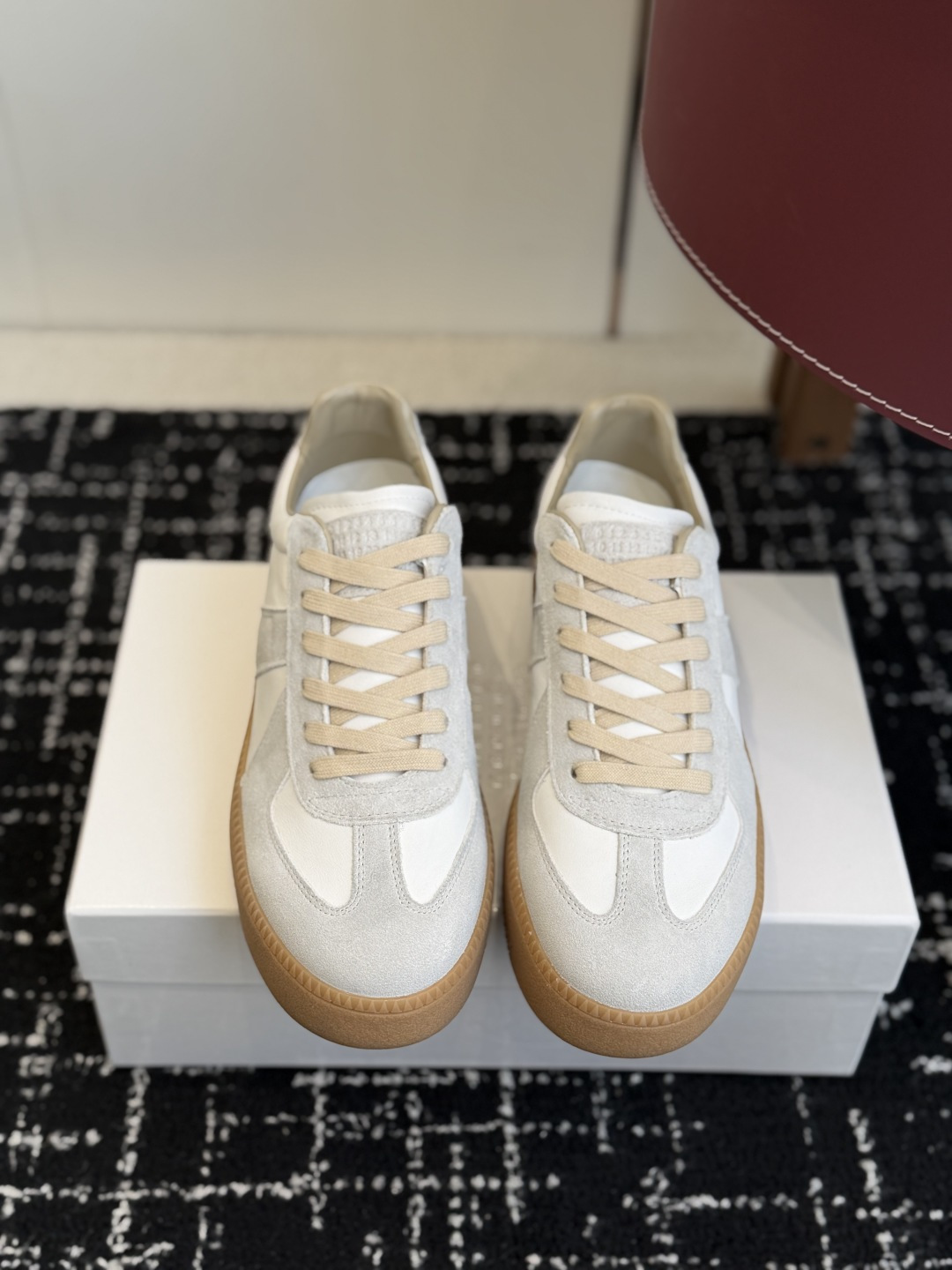 NO:646915,Top quality male couple size female 35-41 male 39-46 MaisonMargiela MM6 Margiela thick-soled moral training shoes  This German training shoe continues the classic T-shaped leather splicing design. It has been carefully improved by the design team many times, just to allow you to experience the most original military flavor. Special material/cloth surface. The soft and delicate characteristics are combined with the fashionable cloth surface, making it super soft and comfortable while maintaining good breathability. Comfort and texture go hand in hand, making it easy to wear any combination in all seasons. The fabric is original custom-made imported cowhide. The lining is imported soft sheepskin. The sole is made of original molded rubber.  Bottom thickness 5CM Size 35-45 (46 is custom-made and cannot be returned or exchanged), casual shoes/sports shoes, masion margiela, masion margiela, sneakers, cowhide, sheepskin19860909顶级品质 男 情侣size 女35-41 男39-46 MaisonMargiela MM6 马吉拉厚底德训鞋 这一款德国训练鞋延续了经典的T形真皮拼接设计,经过设计团队多次的精心改良,只为让您体验最原始的军旅味道~材质特殊材料/布面,柔软细腻的特点与时尚潮流的布面相结合,使其既有超高的柔软舒适度,又同时保持不错的透气性能~舒适与质感并行,轻松驾驭四季穿着任何搭配 面料原版定制进口牛皮 内里进口柔软羊皮里 鞋底原版开模橡胶材质 底厚5CM Size35-45（46订做不退换）,休闲鞋/运动鞋,masion margiela,masion margiela,sneakers,cowhide,sheepskin,Women's Shoes