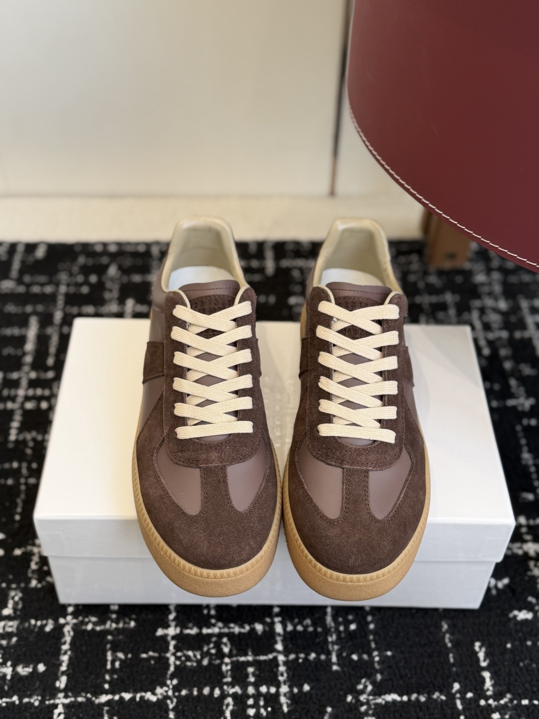 NO:650414,Purchasing agent level MaisonMargiela MM6 Margiela thick-soled moral training shoes casual sports shoes original purchase development and production of ghost designer brand, an affordable luxury brand  This German training shoe continues the classic T-shaped leather splicing design. It has been carefully improved many times by the design team, just to let you experience the most original military taste. Special material/cloth surface, soft and delicate features combined with fashionable cloth surface, making it super soft and comfortable, while maintaining good breathability. Comfort and texture go hand in hand, easy to wear in any combination in all seasons. The fabric is original custom-made imported cowhide, the lining is imported soft sheepskin, and the outsole is made of original open-molded rubber material with a thickness of 5CM  Size35-40 (40 orders are not returnable), casual shoes/sports shoes, masion margiela, masion margiela, sneakers, cowhide, sheepskin19860909代购级 MaisonMargiela MM6 马吉拉 厚底 德训鞋 休闲 运动鞋 原版购入开发 做货 鬼才设计师品牌,一个轻奢品牌 这一款德国训练鞋延续了经典的T形真皮拼接设计,经过设计团队多次的精心改良,只为让您体验最原始的军旅味道~材质特殊材料/布面,柔软细腻的特点与时尚潮流的布面相结合,使其既有超高的柔软舒适度,又同时保持不错的透气性能~舒适与质感并行,轻松驾驭四季穿着任何搭配 面料原版定制进口牛皮 内里进口柔软羊皮里 大底原版开模橡胶材质 底厚5CM Size35-40（40订做不退换）,休闲鞋/运动鞋,masion margiela,masion margiela,sneakers,cowhide,sheepskin,Women's Shoes