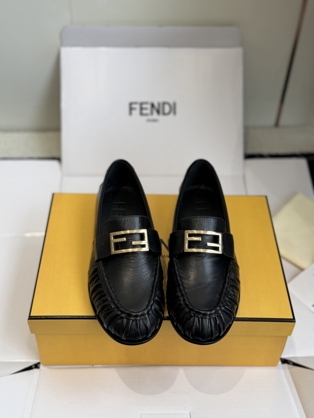 NO:682750,Dongguan purchasing agent grade (official website sync box packaging) Fendi 25 new FF buckle pleated cowhide loafers!  Produced by a well-known manufacturer, no need to worry about quality control!  Retro and modern design, you can easily wear suit pants, skirts and jeans, low-key and full of temperament!  Upper, pleated cowhide imported from Italy, buckles, custom-made gold FF metal buckles, outsole, Italian genuine leather outsole, injection molded outsole, Size 35-40 (40 made to order, non-returnable), loafers, fendi, loafers, skirts, jeans, business suit, cowhide, Leather soles19860909东莞代购级（官网同步盒包装） Fendi 25新款 FF扣褶皱牛皮乐福鞋！ 妥妥大厂出品,品质品控不用担心！复古摩登设计,西装裤、裙装、牛仔裤都能轻松驾驭,低调又气质满满！ 鞋面意大利进口褶皱牛皮 饰扣定制金色FF金属扣 大底 意大利真皮大底注塑大底 Size35-40（40订做不退换）,乐福鞋,fendi,loafers,skirts,jeans,business suit,cowhide,Leather soles,Women's Shoes