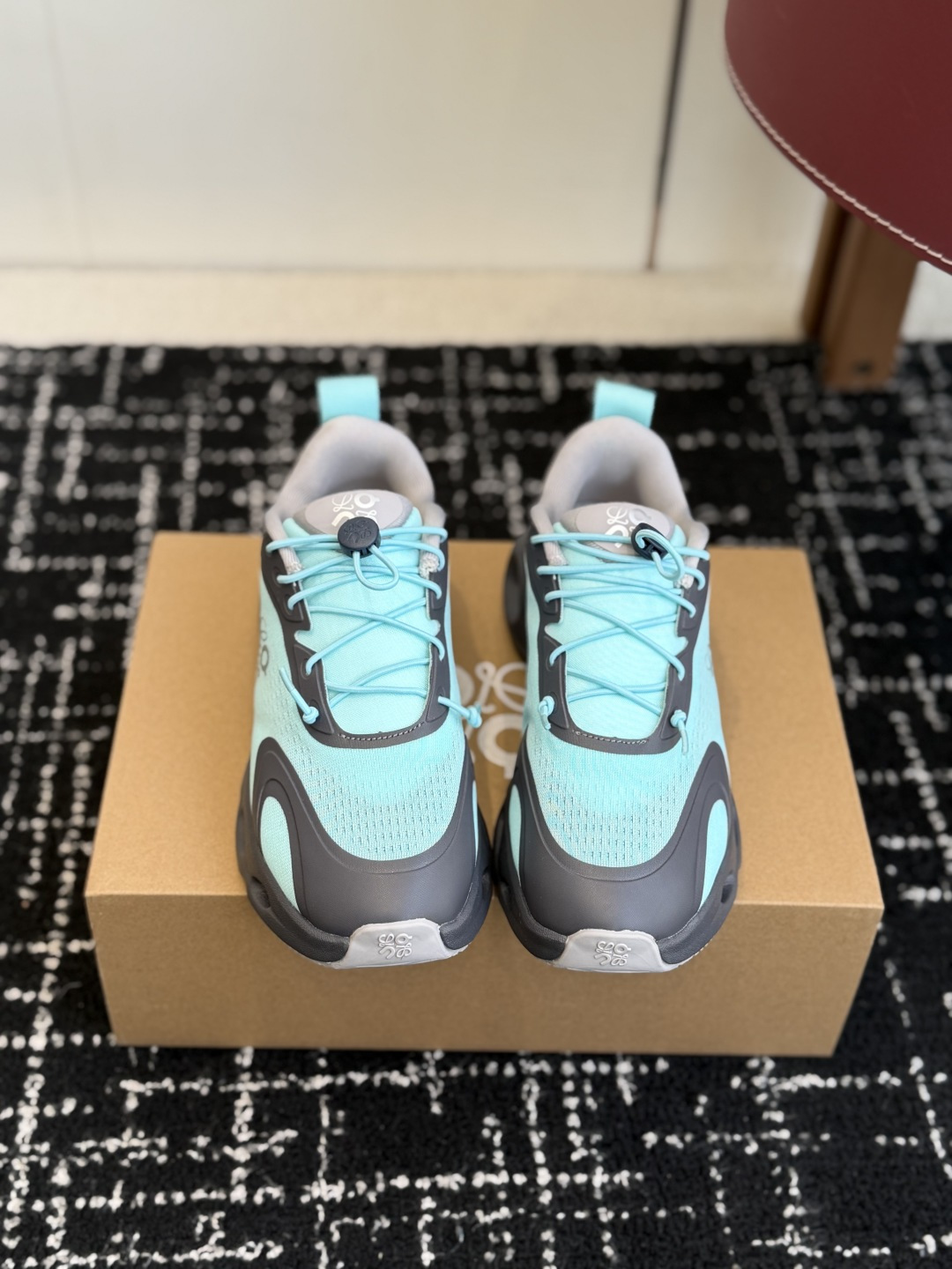 NO:646817,Guangzhou purchasing agent Loewe x On Cloudsolo Luo Yiwei joint lightweight sports and casual shoes for couples men and women running shoes!  Many celebrities have the same style. A popular joint style in the fashion industry has exploded in the fashion circle. It is the same style as Yang Mi. It feels very comfortable on the feet. The soles are soft and have good wrapping properties. The upper feet show longer legs. It is very convenient to not tie shoelaces. It is versatile whether it is leisure or sports. But it is really the best-looking and most textured color!  Original development, zero distance from the counter, lightweight and comfortable, you won’t want to take it off when you put it on, that’s it. Size36 37 38 39 40 41 42 43 44 45 You can buy the usual sports shoe size, casual shoes/sports shoes, loewe, loewe, sneakers19860909广州代购级 Loewe x On 昂跑Cloudsolo 罗意威 联名轻量运动休闲鞋情侣男女款跑鞋！ 众多明星同款 时尚界的一款联名爆款爆动时尚圈杨幂同款,脚感很舒服,鞋底柔软且包裹性好,上脚显腿长,不用系鞋带很方便,不管休闲还是运动都很百搭.但真的是最好看最显质感的颜色！ 原版开发 专柜零距离 轻巧舒适性强 穿上不舍得脱 就是这样嗨 Size36 37 38 39 40 41 42 43 44 45 平时运动鞋尺码购买即可,休闲鞋/运动鞋,loewe,loewe,sneakers,Women's Shoes