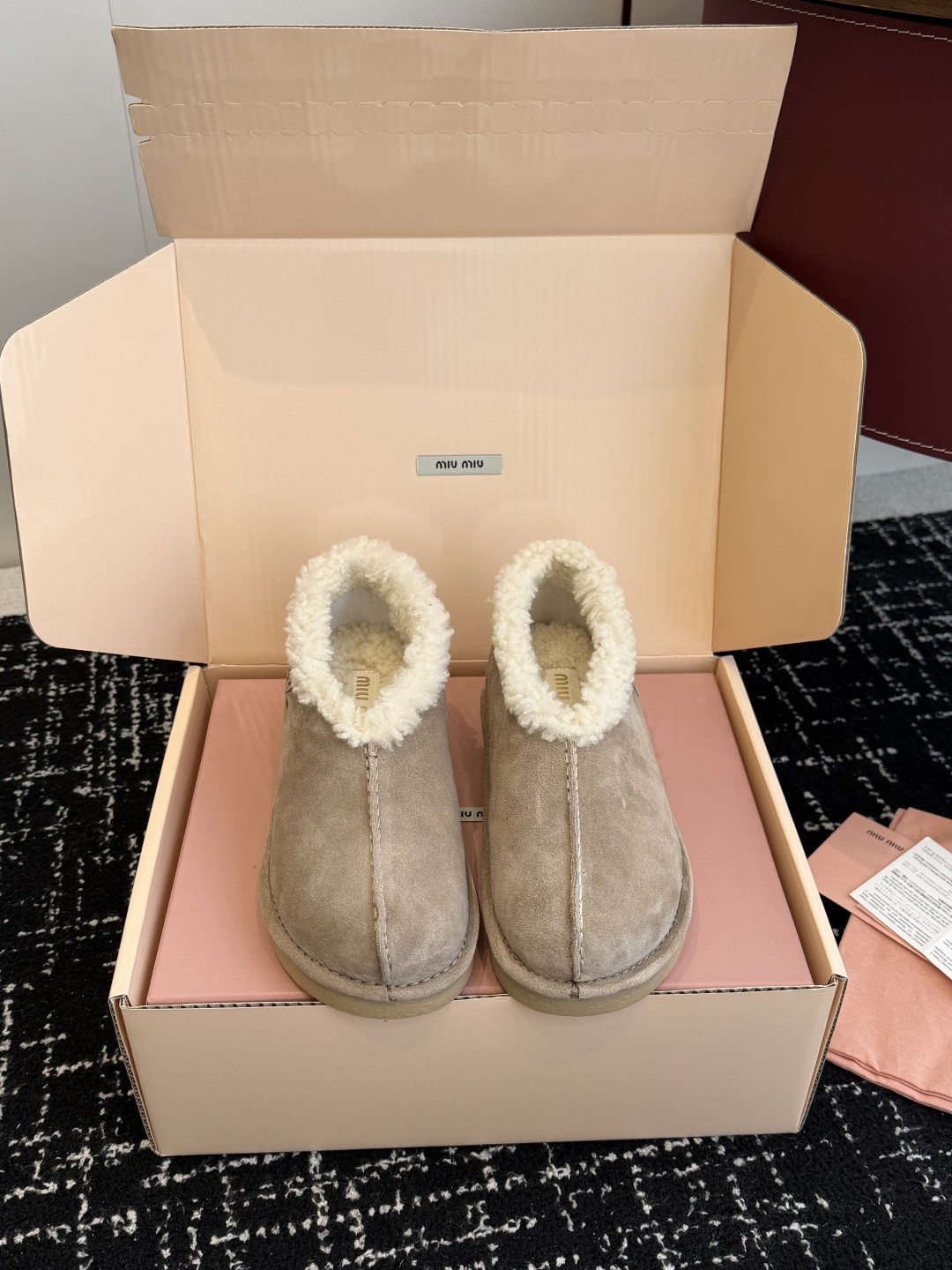 NO:646793,Dongguan purchasing agent grade (official website sync box packaging) MiuMiu 25ss autumn and winter catwalk style wool short boots, snow boots and fur shoes. They often appear on the covers of major fashion magazines, and are loved by celebrities and Xiaohongshu bloggers. The strap design is more elegant, and the upper part is especially stunning. You will not regret it if you close your eyes. The upper part is very comfortable and super stable. The combination can be either salty or sweet (ZP develops hardware, customized colors)  The upper is imported high-mercerized smooth cow suede, the lining is imported wool lining, the sole is ZP molded outsole, Size#35-40 (40 is custom-made and cannot be returned or exchanged), snow boots, miumiu, boots19860909东莞代购级（官网同步盒包装） MiuMiu 缪缪 25ss秋冬走秀款 羊毛小短靴雪地靴毛毛鞋 经常出现在各大时装杂志封面·各路明星、小红书博主都有钟爱 搭配绑带设计更显优雅,上脚尤为惊艳到你的一款 闭眼入都是不会后悔·上脚非常舒服超级稳·搭配还是可咸可甜（ZP开发五金、订制颜色） 鞋面进口高丝光牛反绒 内里进口羊毛内里 鞋底ZP开模大底 Size#35-40（40 订做不退换）,雪地靴,miumiu,boots,Women's Shoes