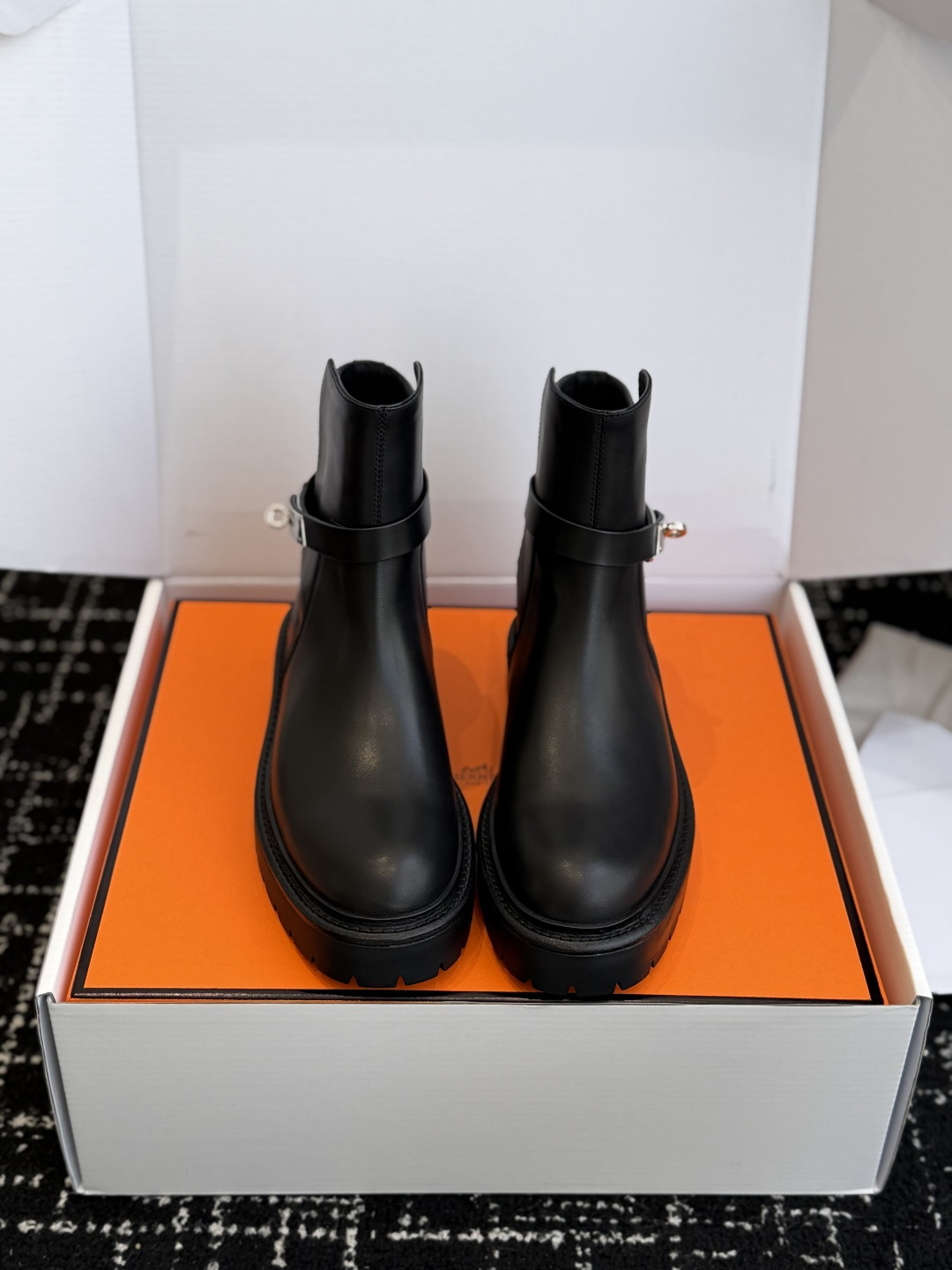 NO:668833,Dongguan purchasing agent Hermes 25ss thick-soled kelly short boots original leather channel!  Advanced and increased!  It lengthens your legs and is versatile!  I think it should be the king of short boots!  The entire craftsmanship can only be made by major manufacturers!  Tongqu!  No more nonsense!  We are serious about making high-end products!  Upper imported original calfskin, lining cowhide/sheepskin, outsole TPU private model outsole Size 35-40 (40 custom made, non-refundable), boots, hermes, boots, cowhide, sheepskin19860909东莞代购级 Hermes 25ss厚底kelly短靴 原皮渠道！ 又高级又增高！又拉长腿型、又百搭！我想～它应该是短靴之王了！ 整个工艺只有大厂之作！同渠！废话不多说！做高端～我们就是认真！ 鞋面进口原厂小牛皮 内里牛皮/羊皮 大底TPU私模大底 Size35-40（40订做不退换）,靴子,hermes,boots,cowhide,sheepskin,Women's Shoes