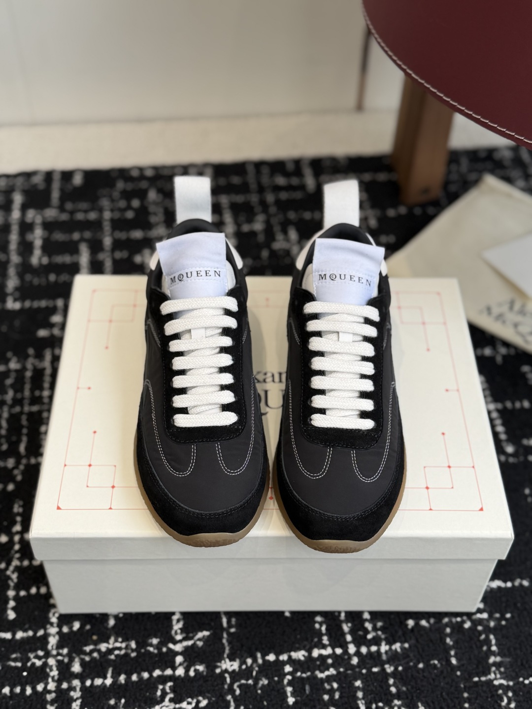 NO:682739,Purchasing agent level ALEXANDER MCQUEEN 2026 ss latest Flexion series couple model retro casual moral training shoes sports shoes running shoes white shoes original purchase development and production of this Flexion Off white tone suede leather low-top sports shoes, the light sole is extremely comfortable and highlights the charm of sports style. It can add fashionable temperament to all kinds of casual looks. Fabric: Original customized imported cloth + high mercerized suede Inner: Imported sheepskin  Sole: original molded outsole Size women's 35-40 men's 40-44, casual shoes/sports shoes, alexander mcqueen, off white, sneakers, sheepskin19860909代购级 ALEXANDER MCQUEEN 亚历山大·麦昆 2026 ss最新 Flexion系列情侣款 复古休闲德训鞋 运动鞋 跑步鞋 小白鞋 原版购入开发 做货 这款Flexion Off white色调反绒皮革低帮运动鞋,轻盈的鞋底舒适非凡,彰显运动风格的魅力.可为各式休闲造型增添时尚气质 面料 : 原版定制进口布面+高丝光反绒皮 内里 : 进口羊皮 鞋底 : 原版开模大底 Size女款35-40 男款40-44,休闲鞋/运动鞋,alexander mcqueen,off white,sneakers,sheepskin,Women's Shoes